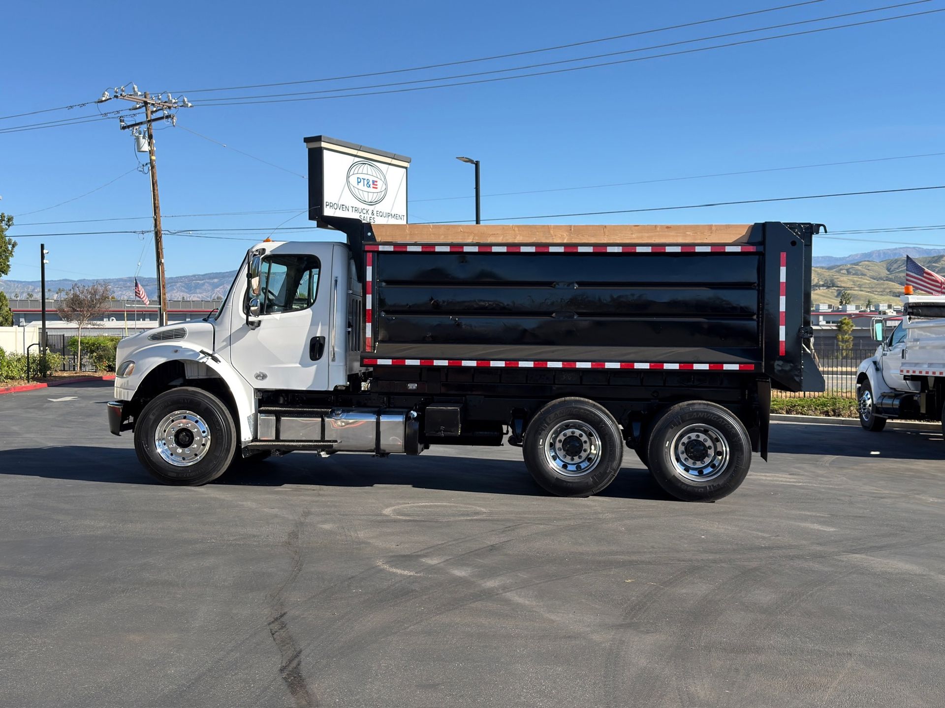 2016 Freightliner M2 photo 2