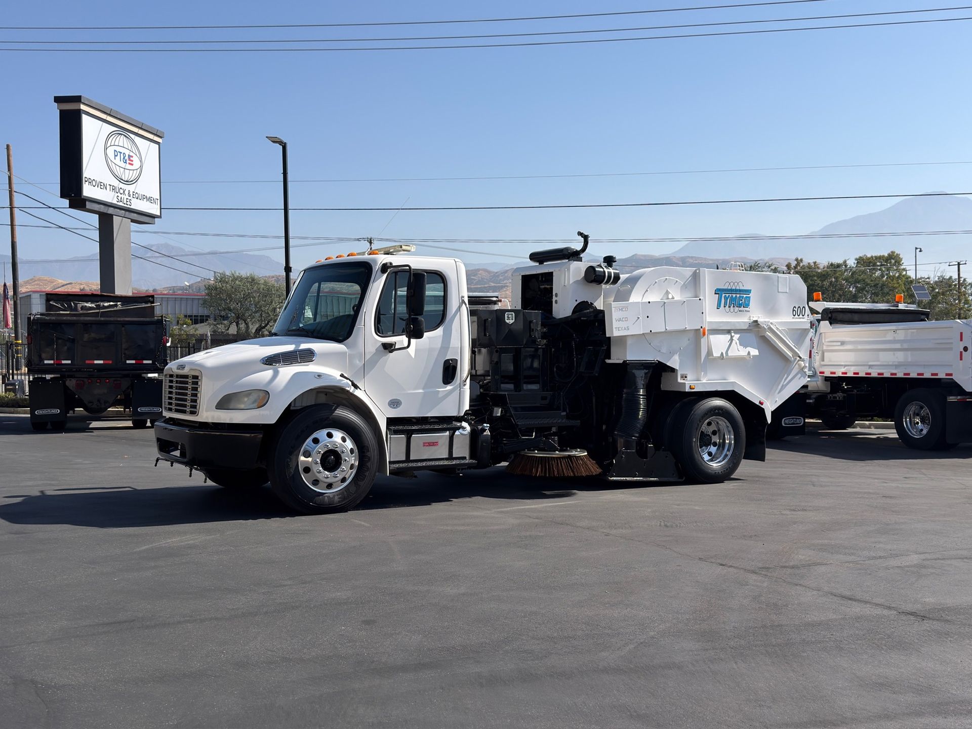 2016 Freightliner M2 photo 1