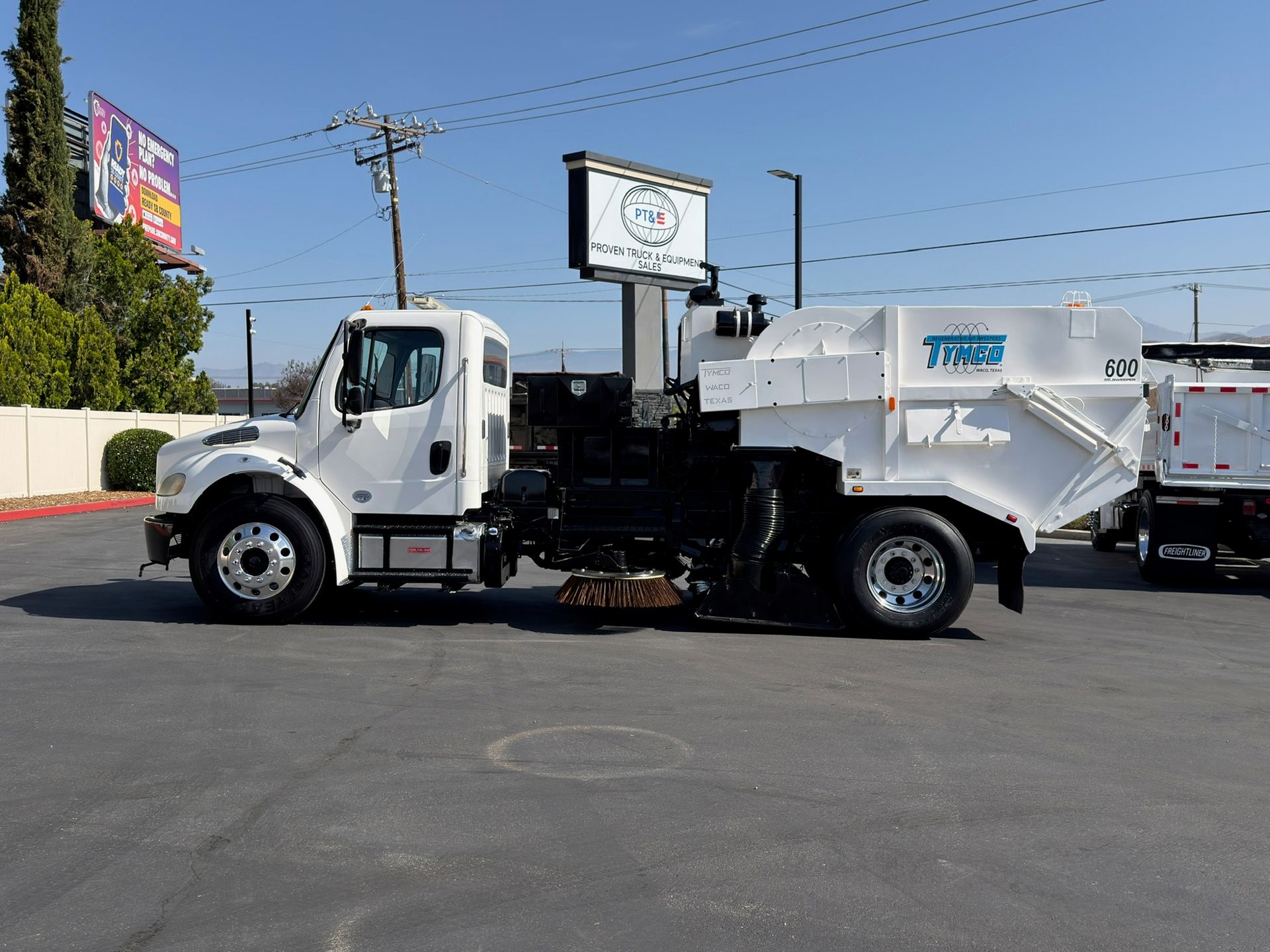 2016 Freightliner M2 photo 2