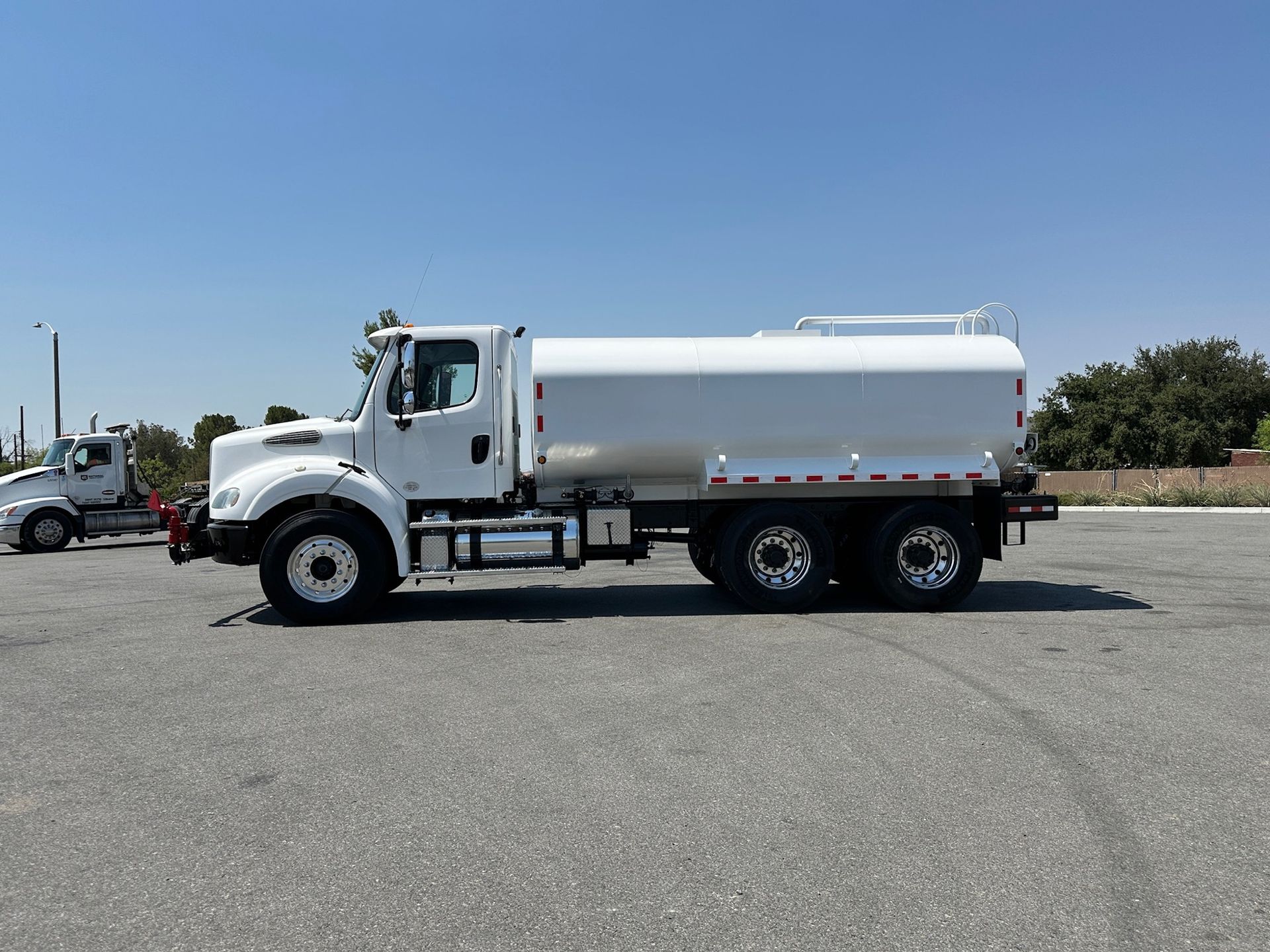 2017 Freightliner M2 photo 2