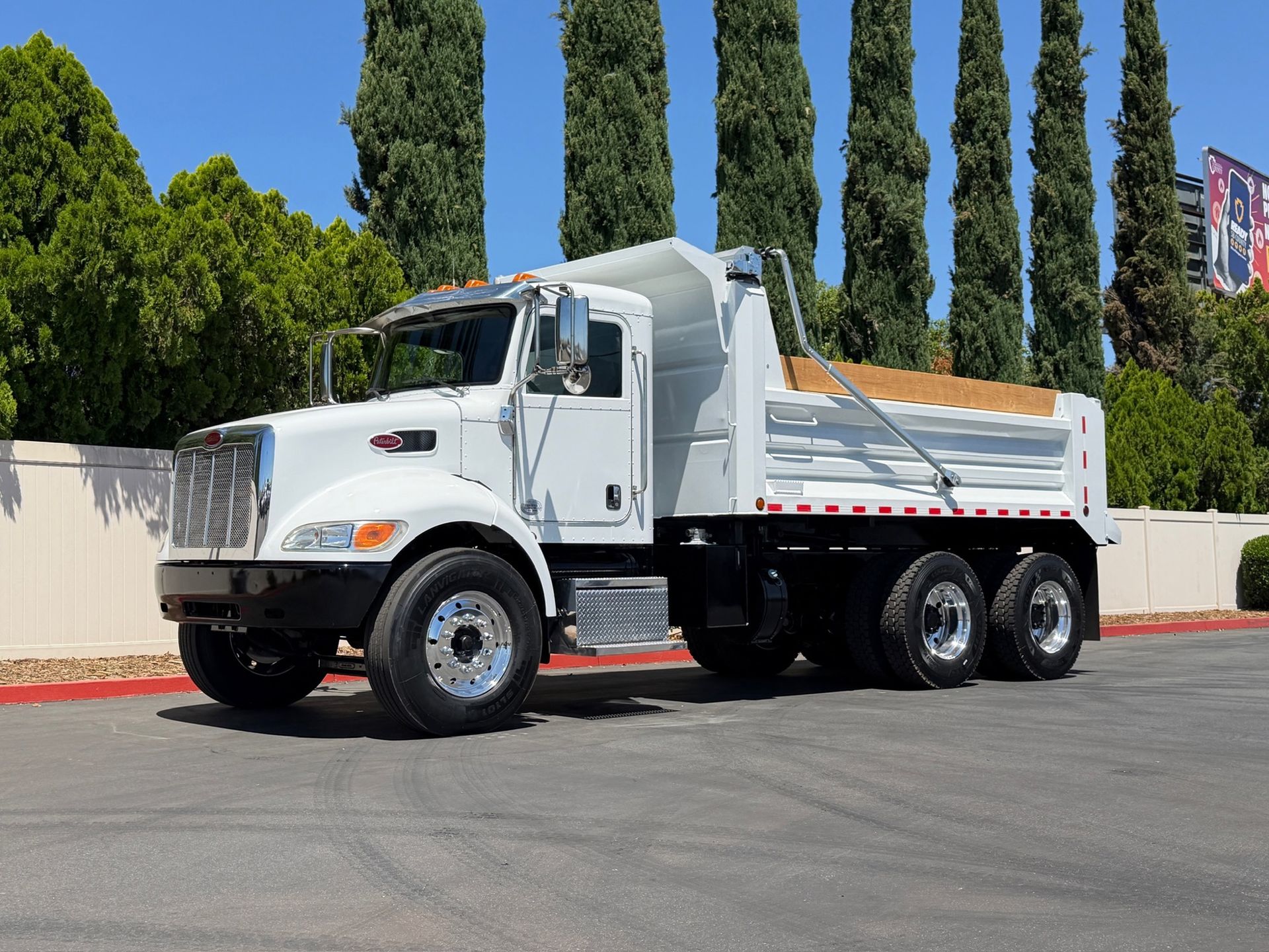 2019 Peterbilt 337 photo 1