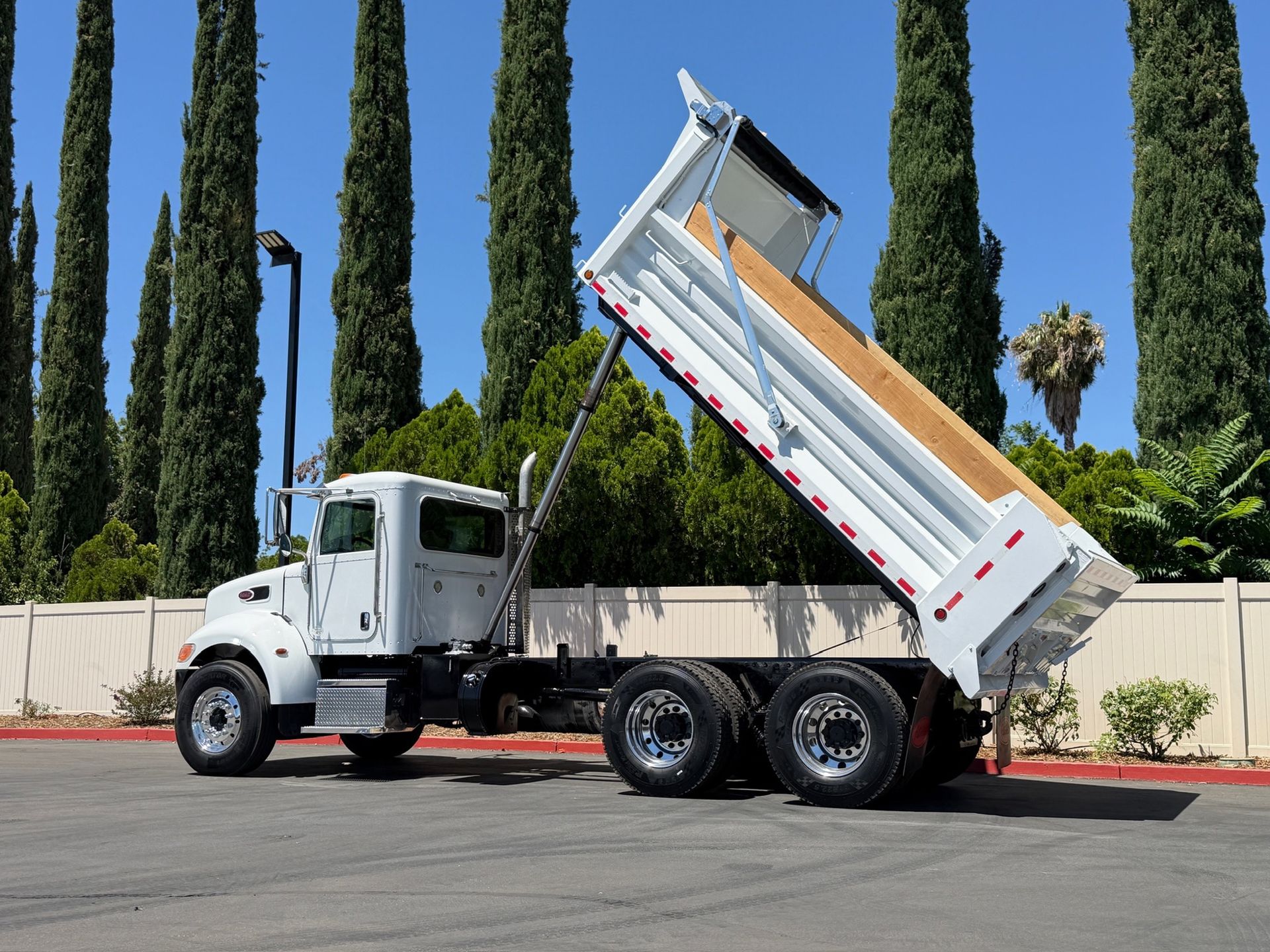 2019 Peterbilt 337 photo 10