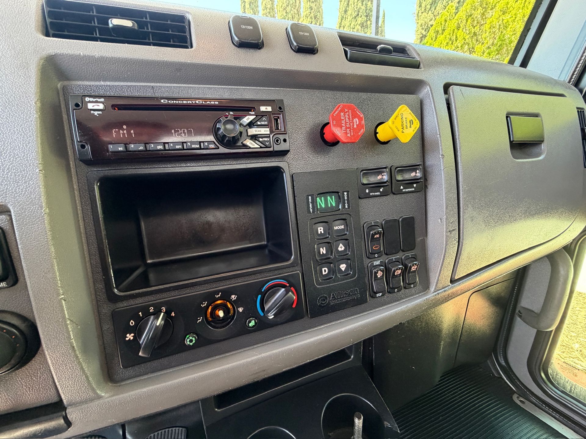 2019 Peterbilt 337 photo 21