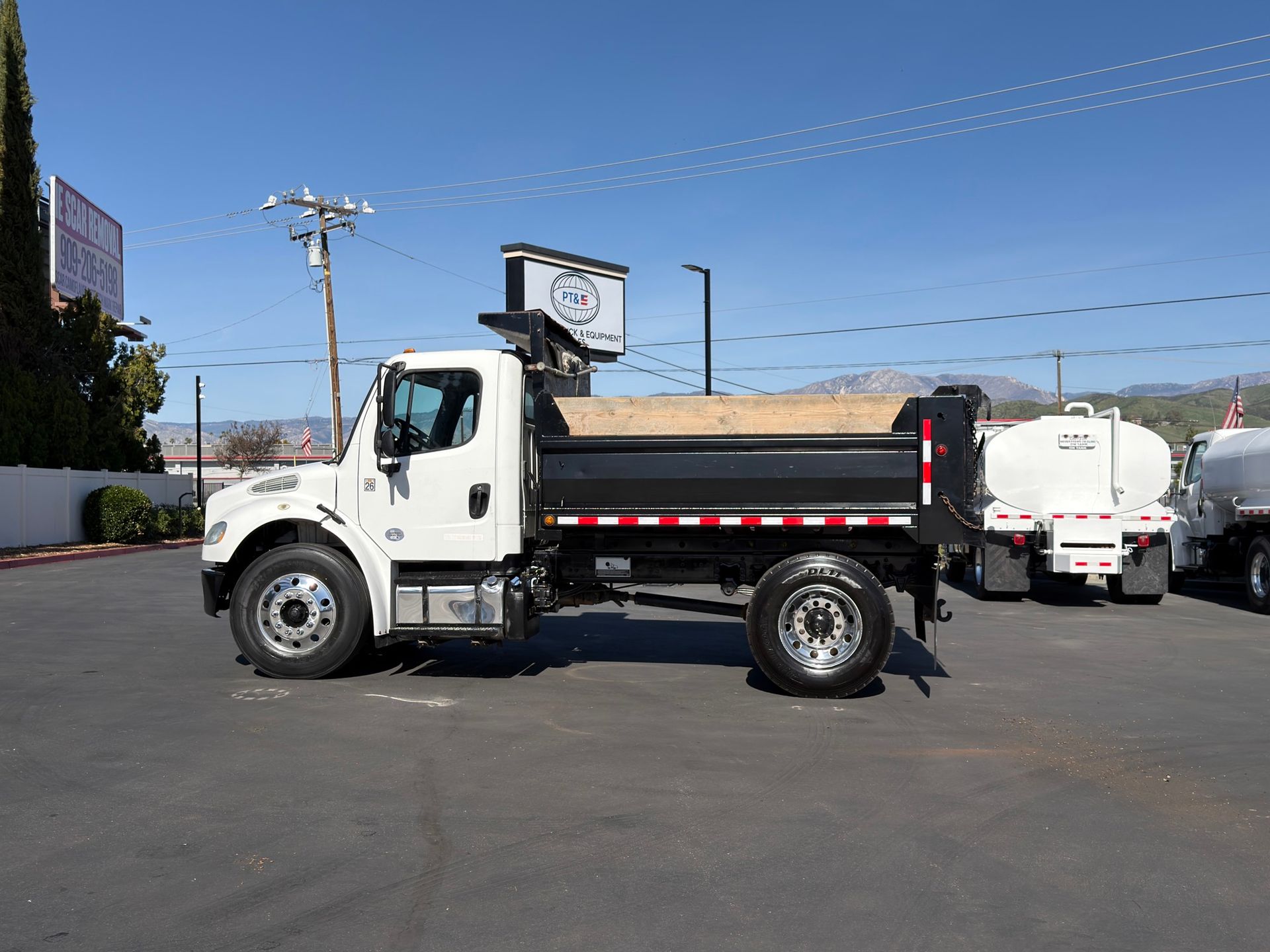 2017 Freightliner M2 photo 2