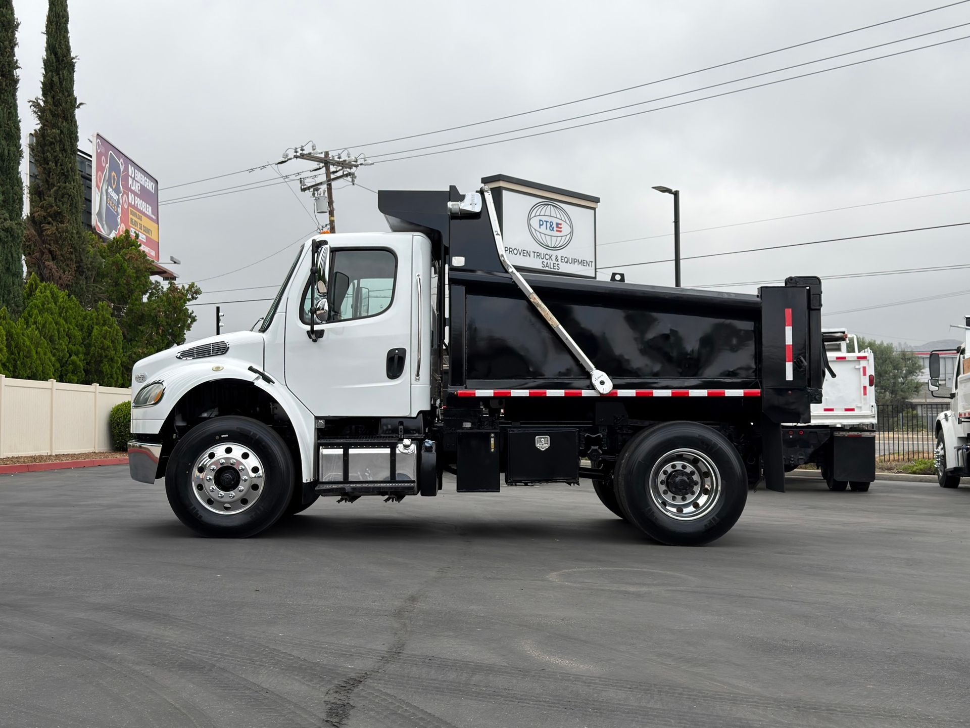 2015 Freightliner M2 photo 2