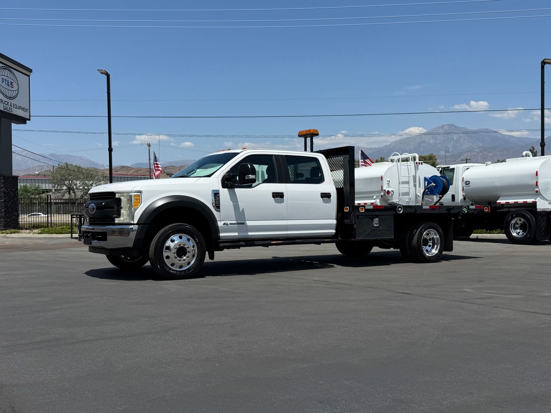 2017 Ford F550 photo 1