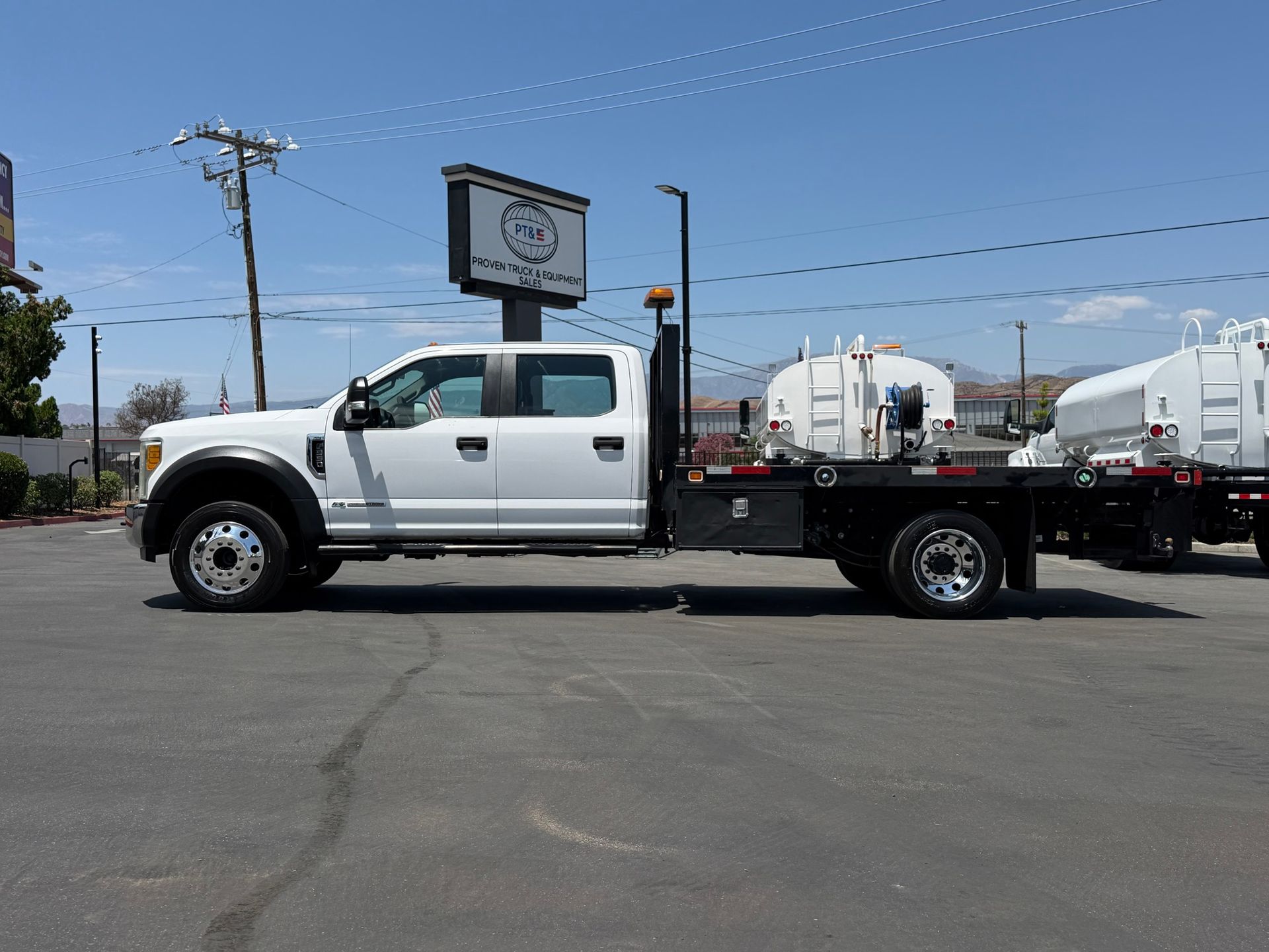 2017 Ford F550 photo 2