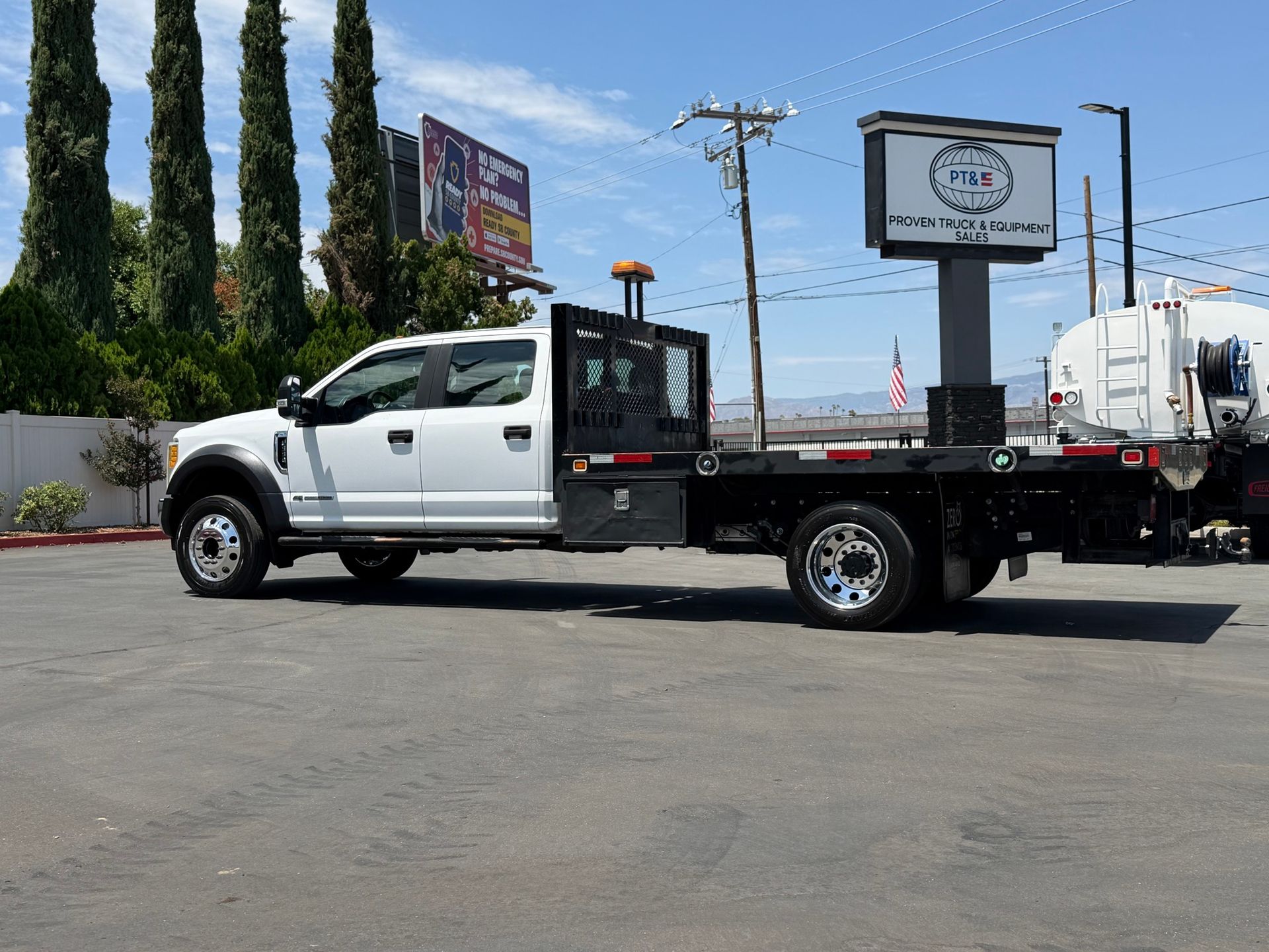 2017 Ford F550 photo 3