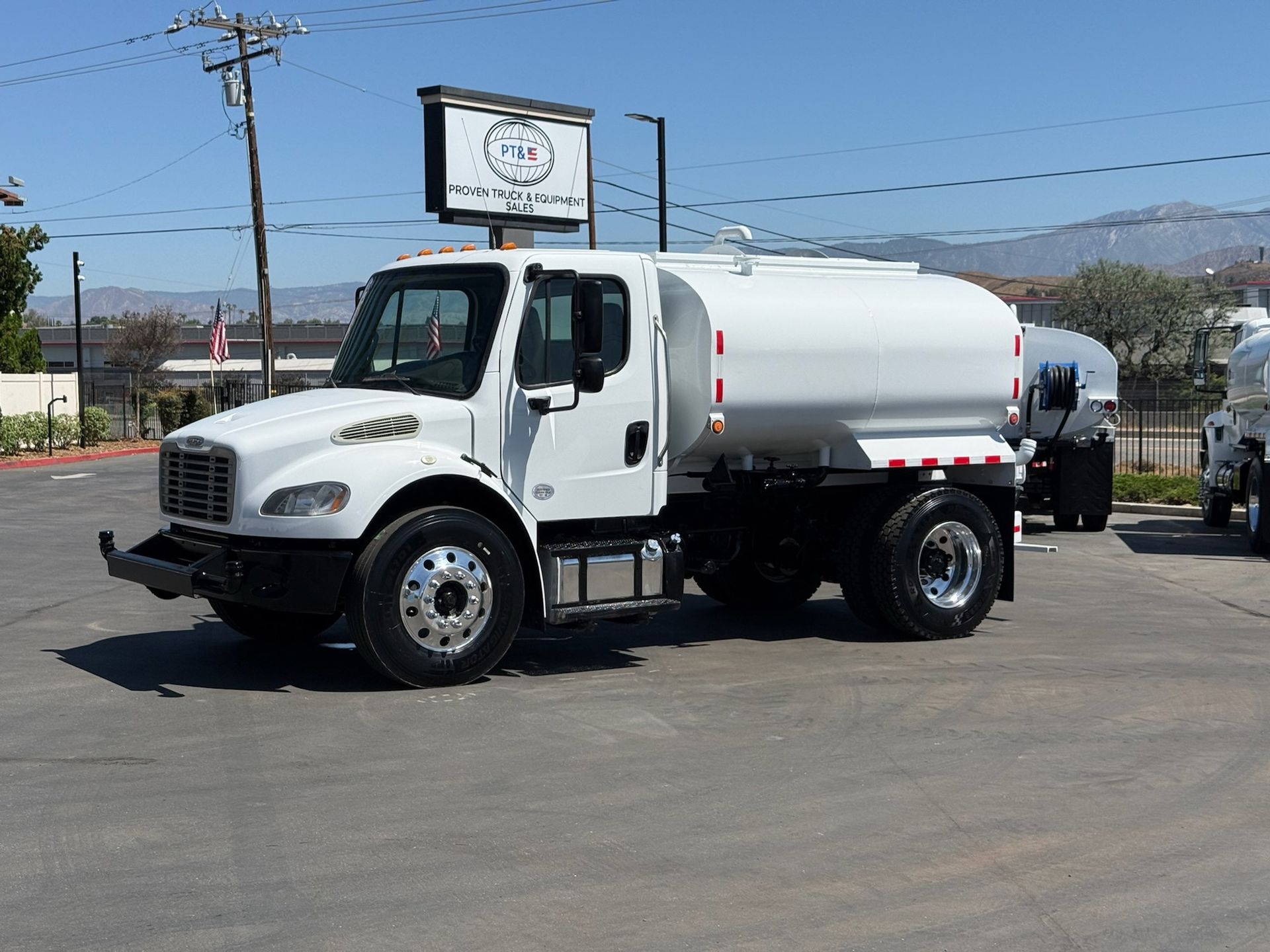 2019 Freightliner M2 106 photo 1