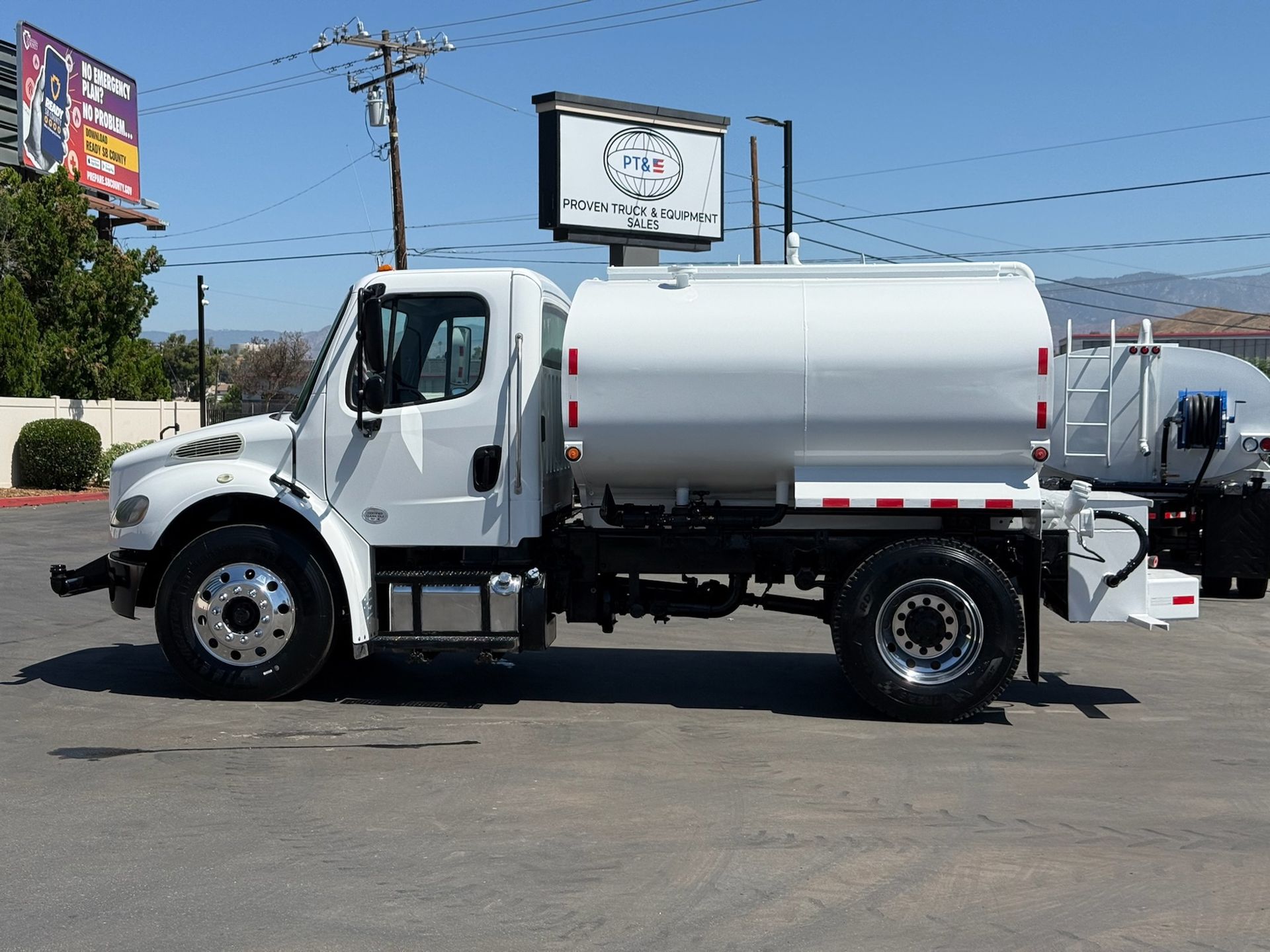 2019 Freightliner M2 106 photo 2