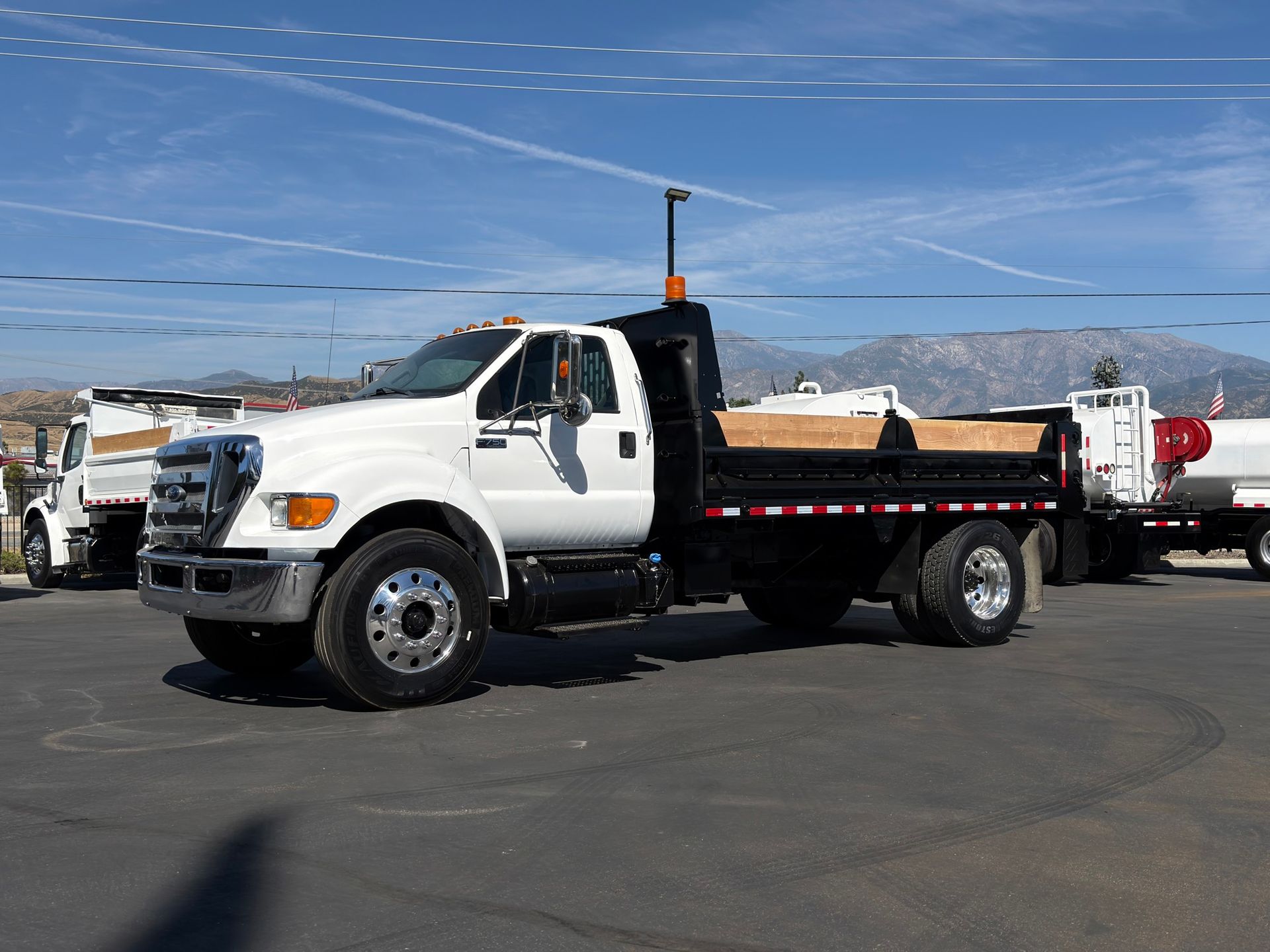 2012 Ford F750 photo 2