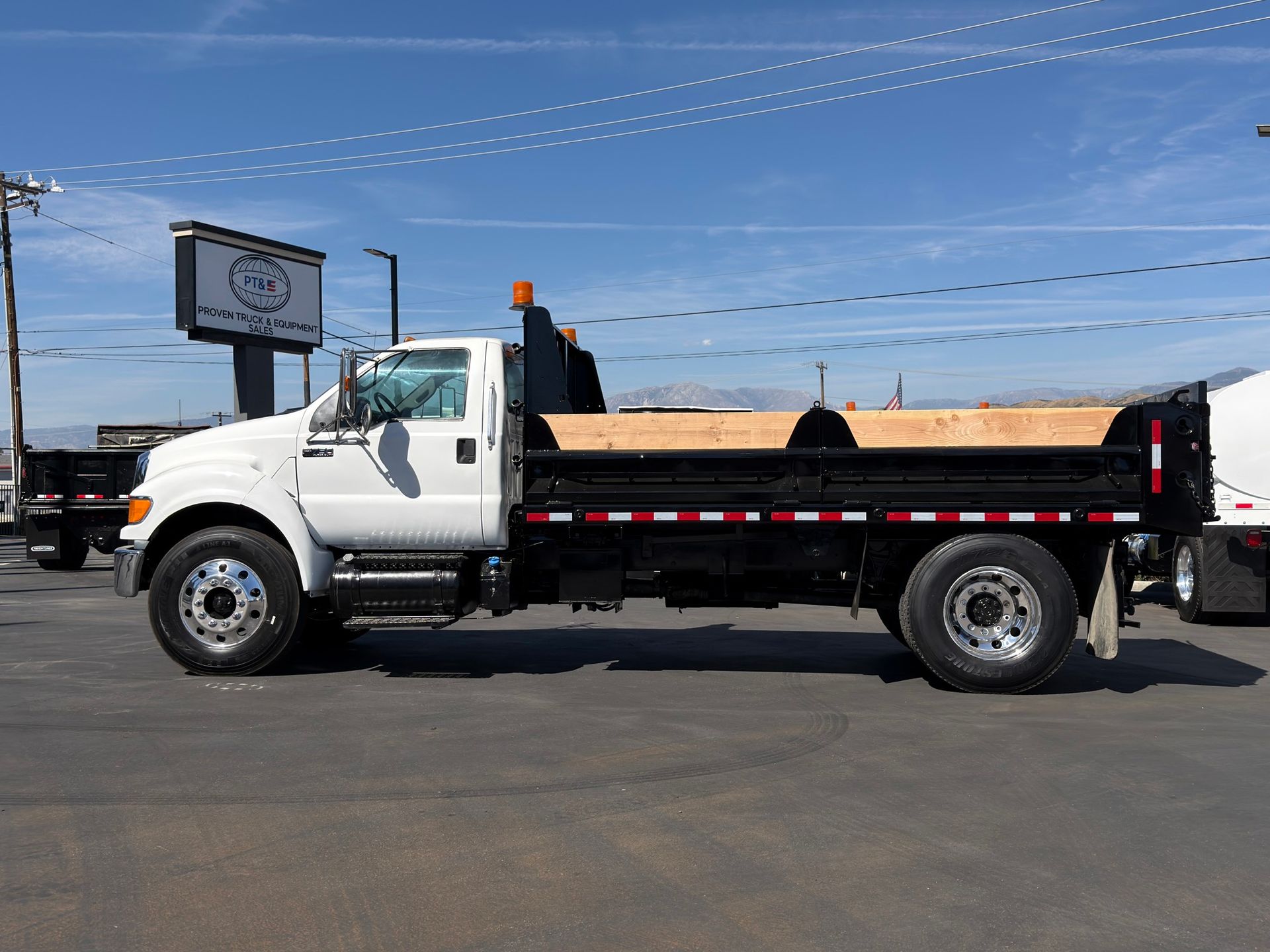 2012 Ford F750 photo 3