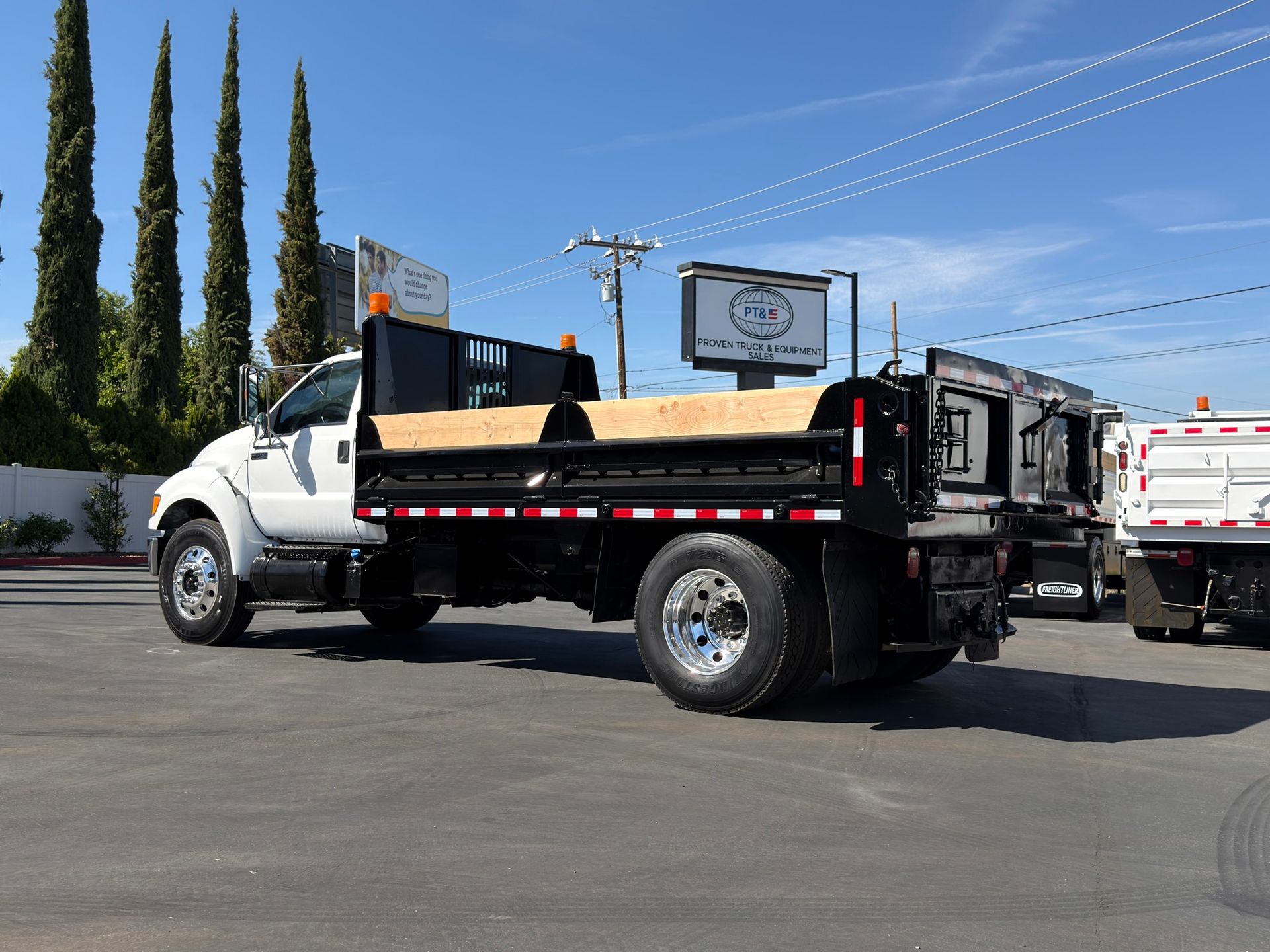 2012 Ford F750 photo 4