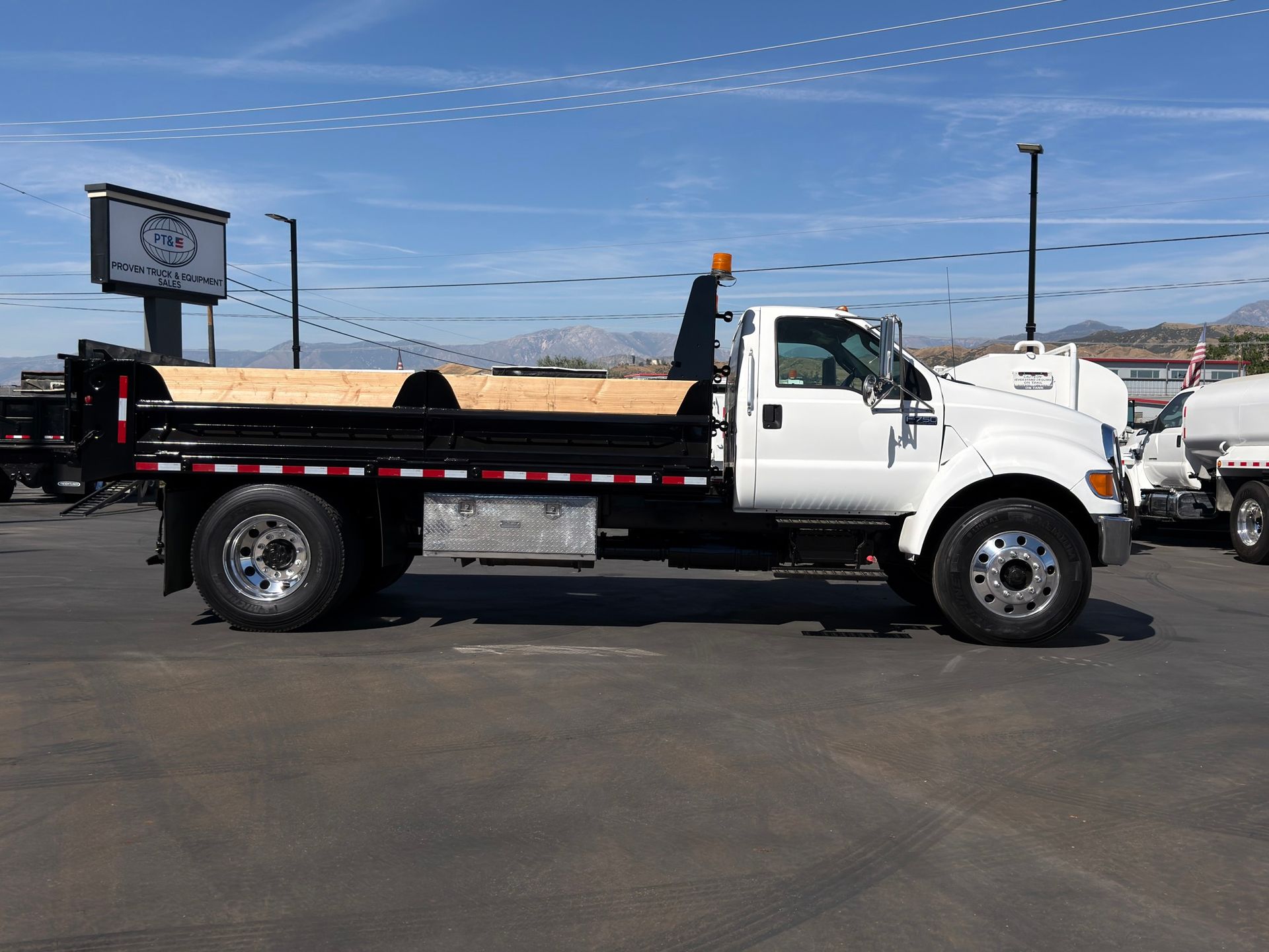 2012 Ford F750 photo 7