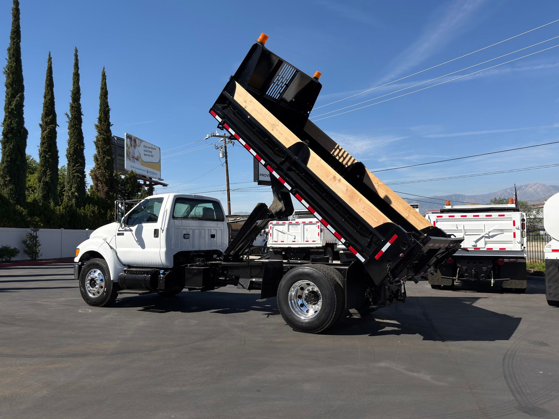 2012 Ford F750 photo 9