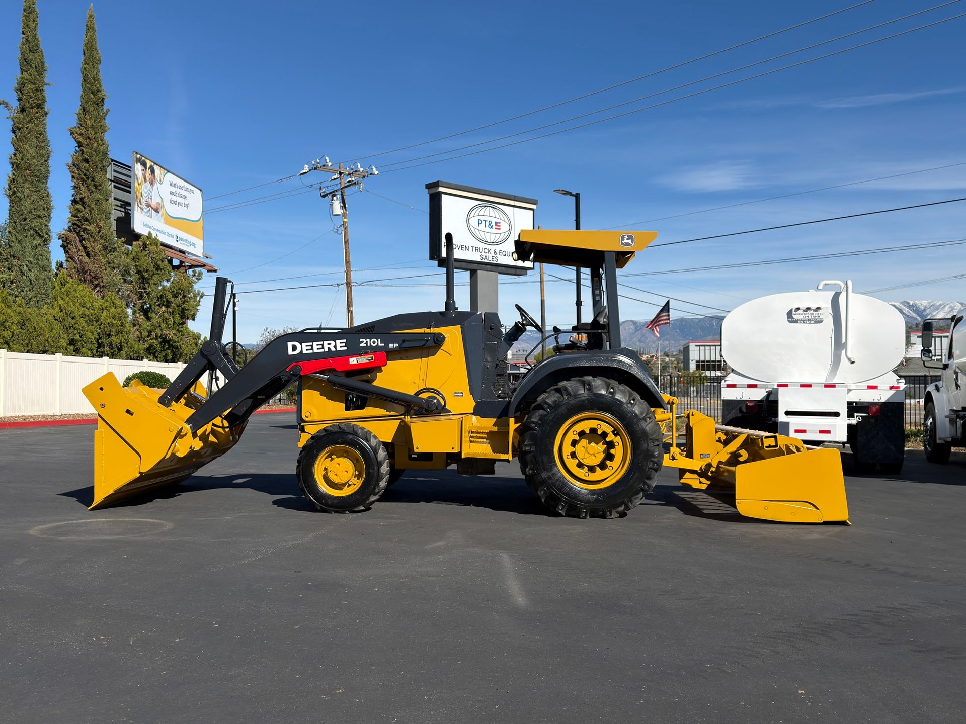 2017 John Deere 210LEP photo 2