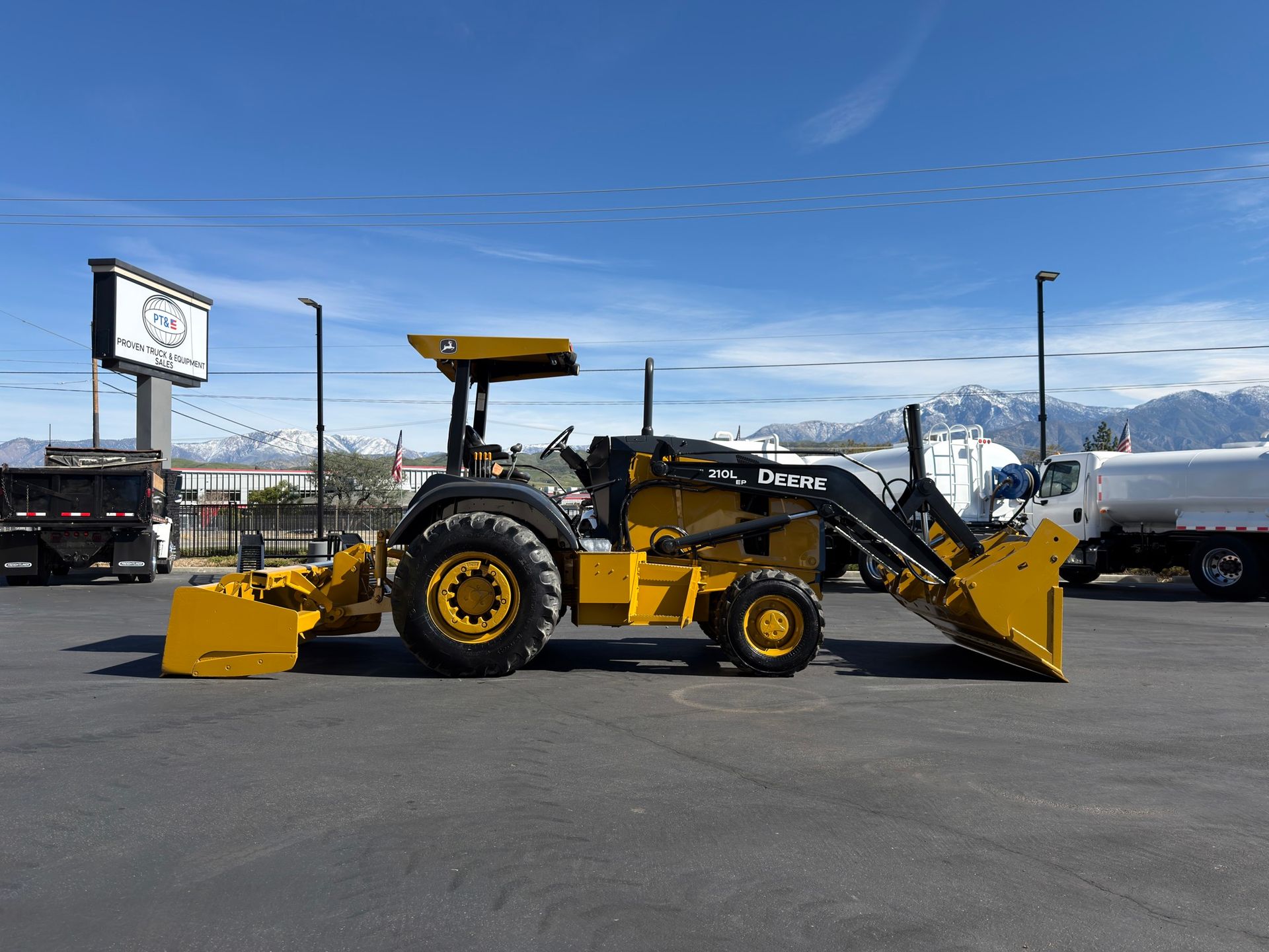 2017 John Deere 210LEP photo 5