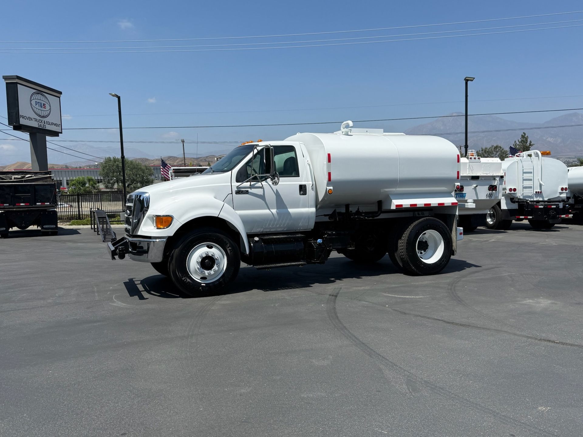 2015 Ford F750 photo 1