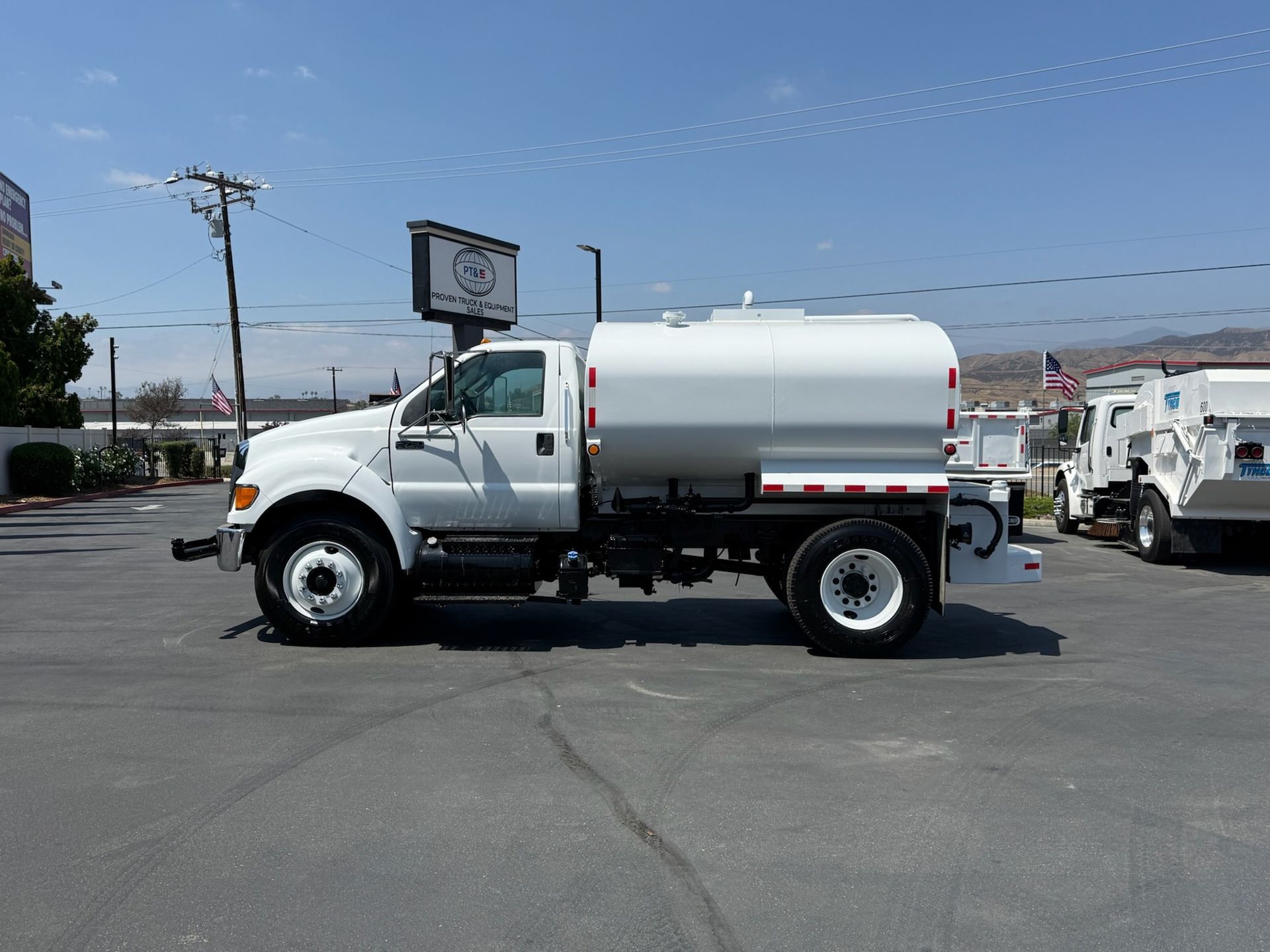 2015 Ford F750 photo 2