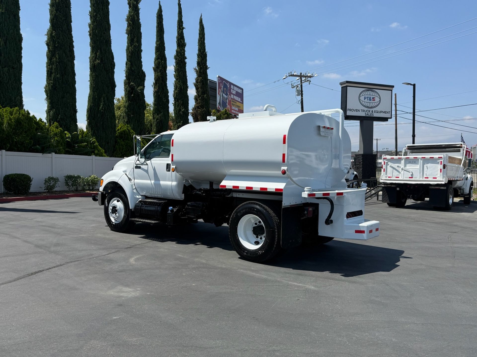 2015 Ford F750 photo 3