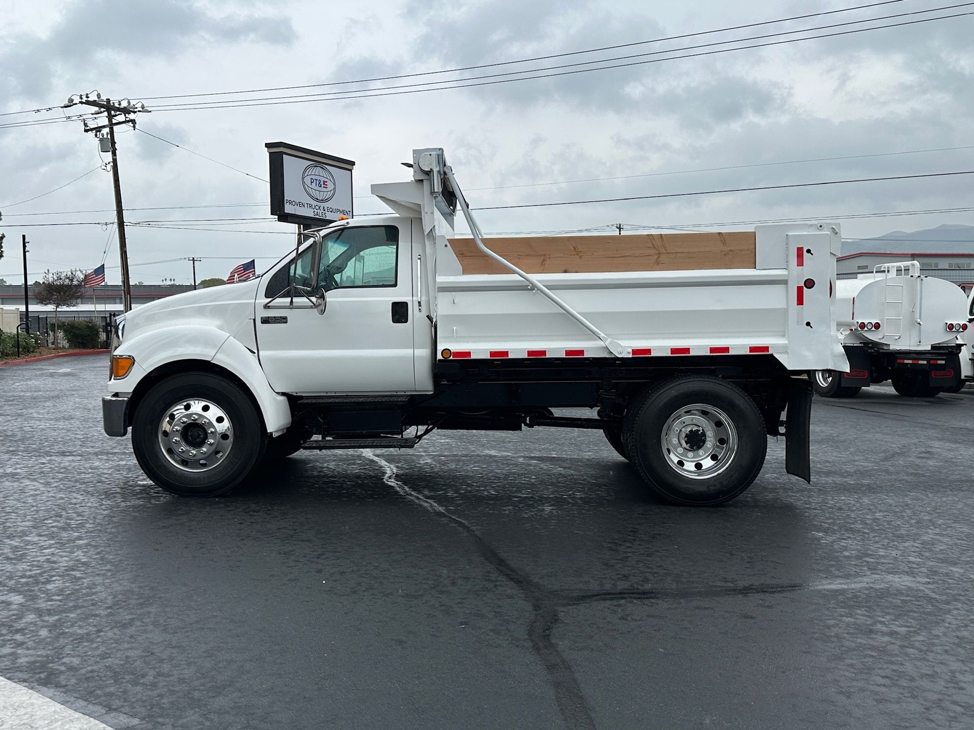 2005 Ford F650 photo 2