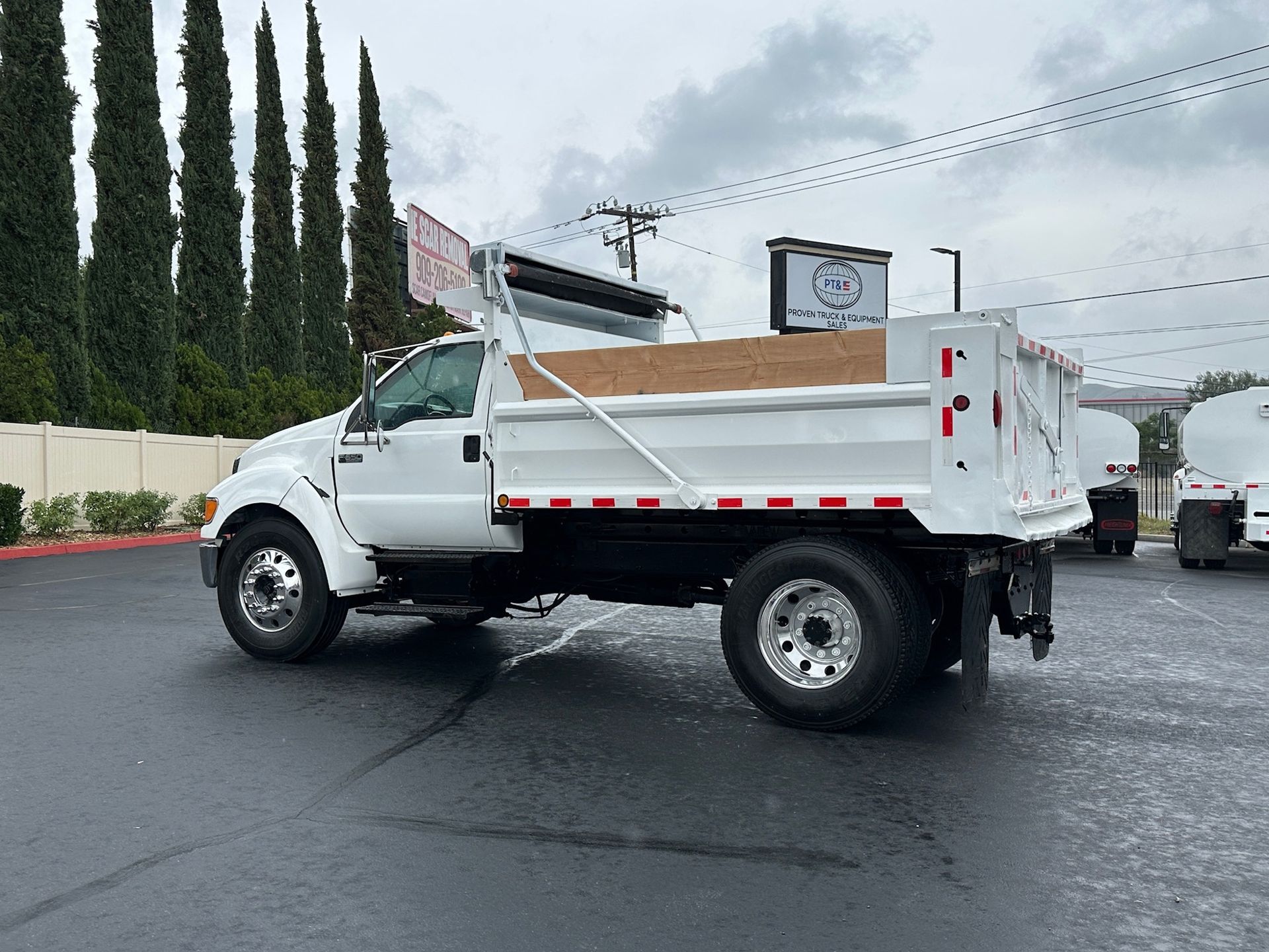 2005 Ford F650 photo 3