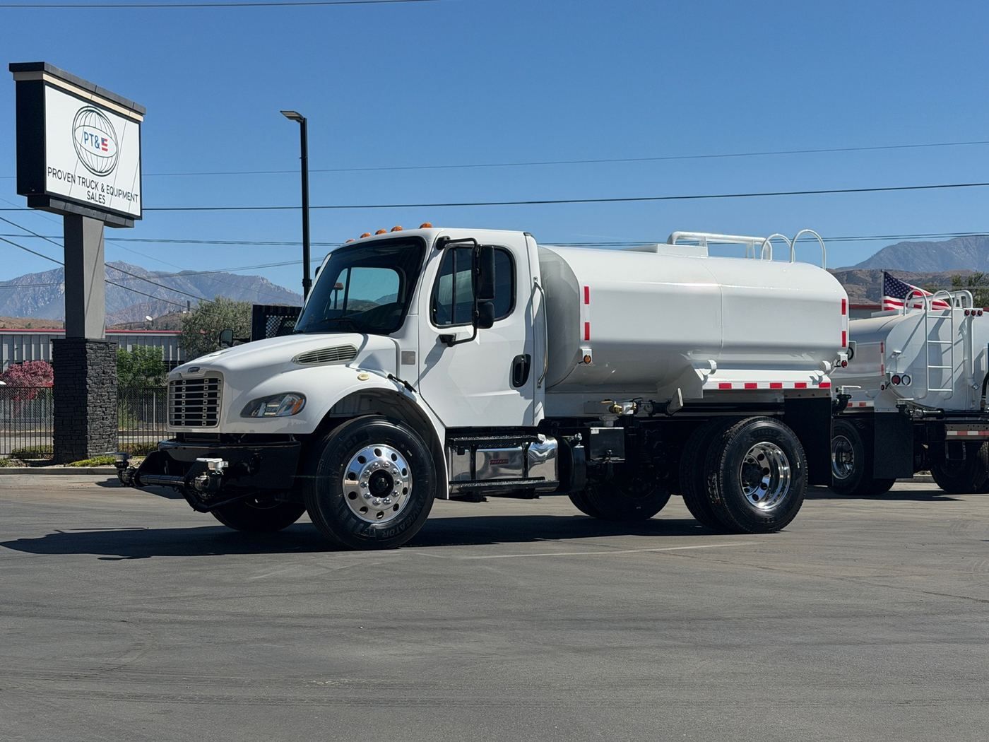 2019 FREIGHTLINER M2 — photo 1 of 19