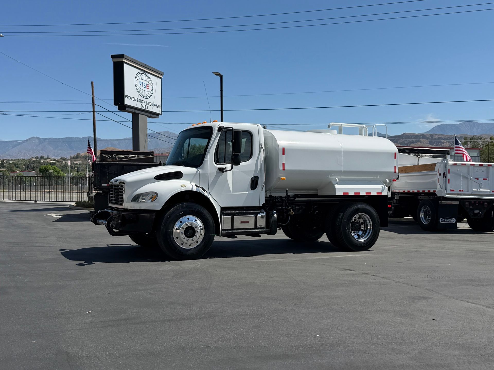 2016 Freightliner M2 106 photo 1