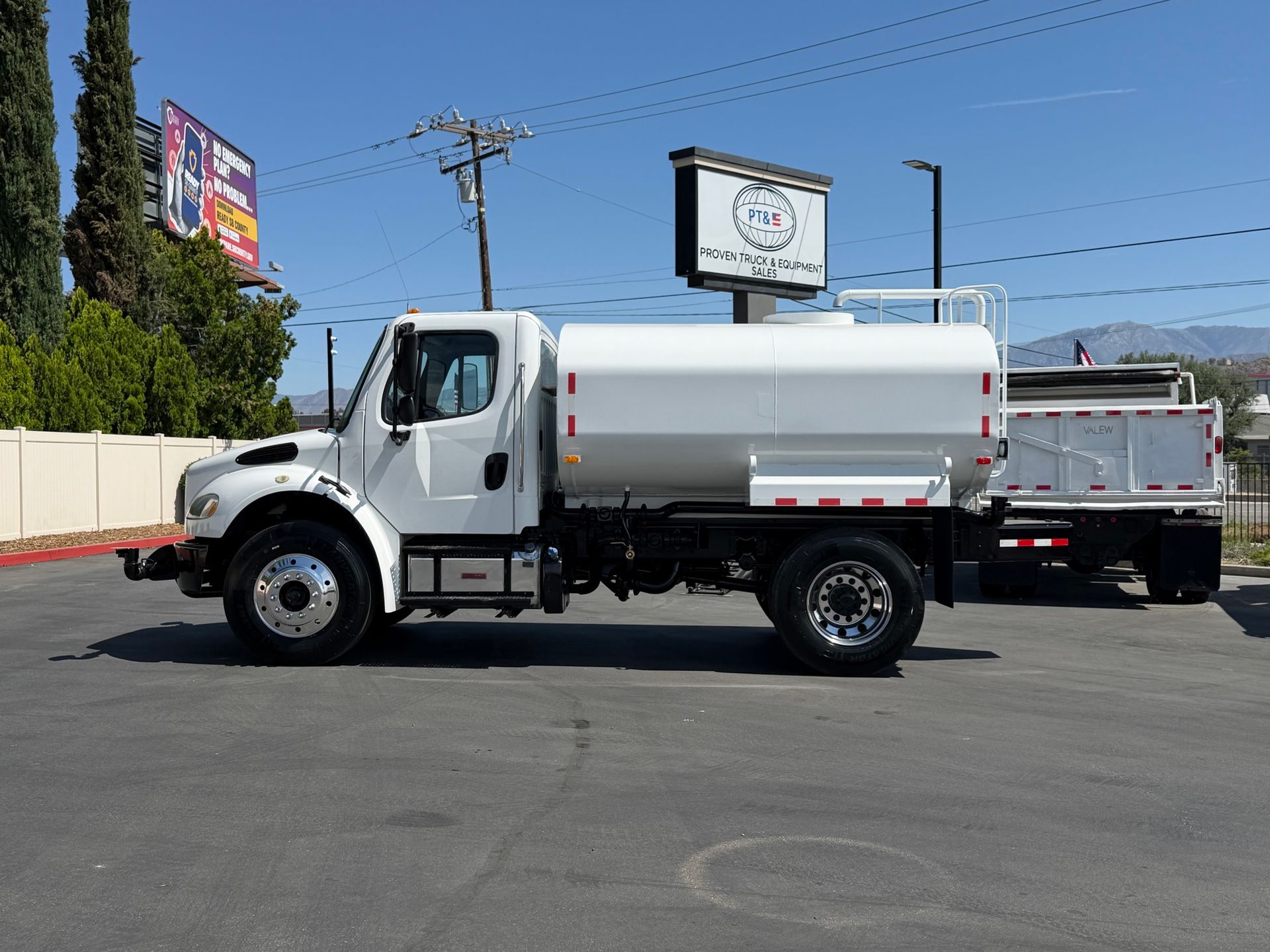 2016 Freightliner M2 106 photo 2
