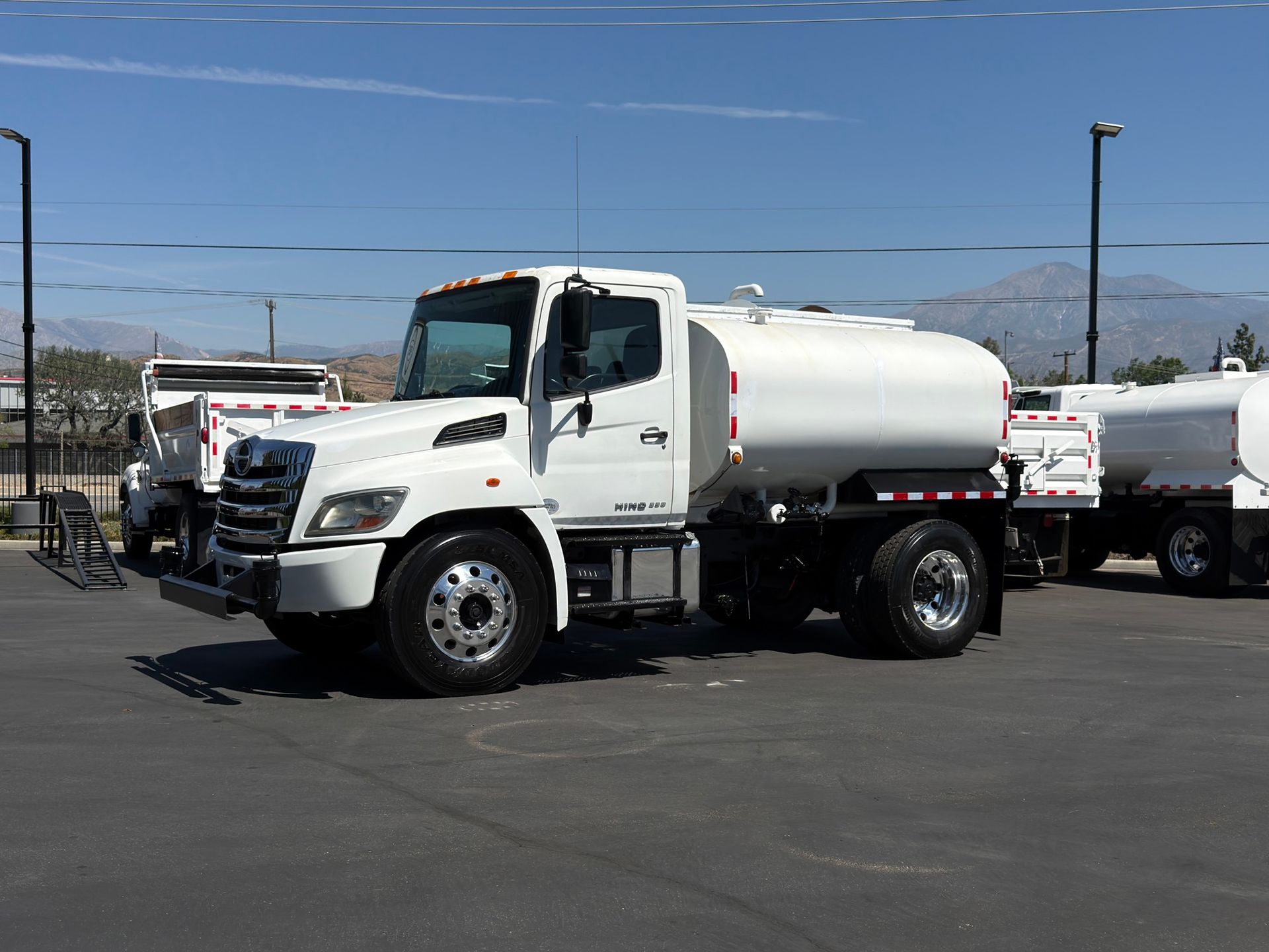 2019 Hino 338 photo 1