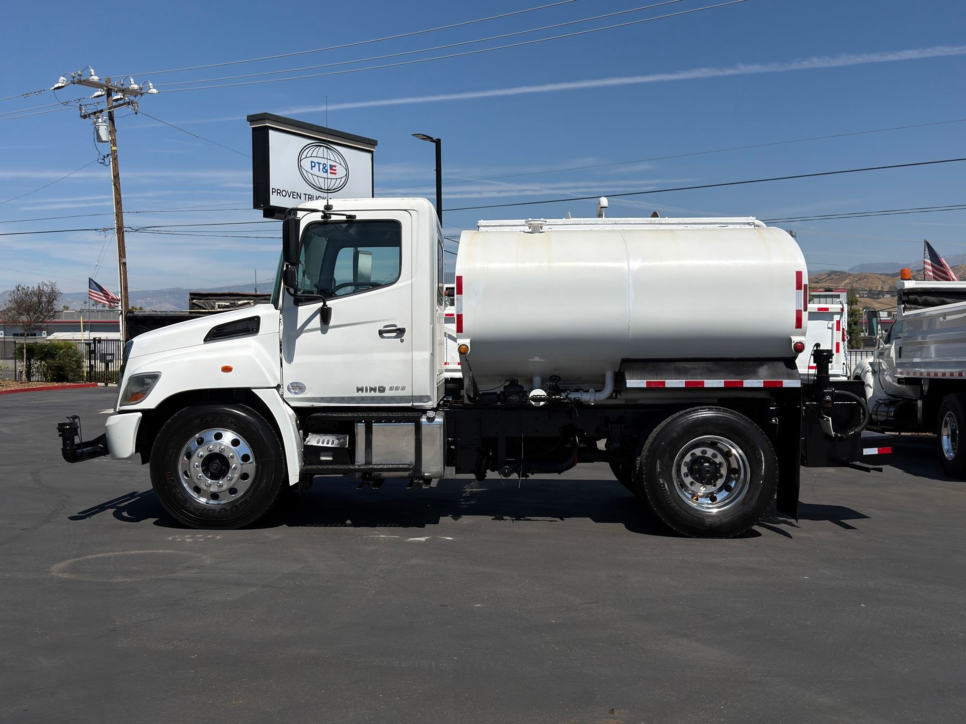 2019 Hino 338 photo 2