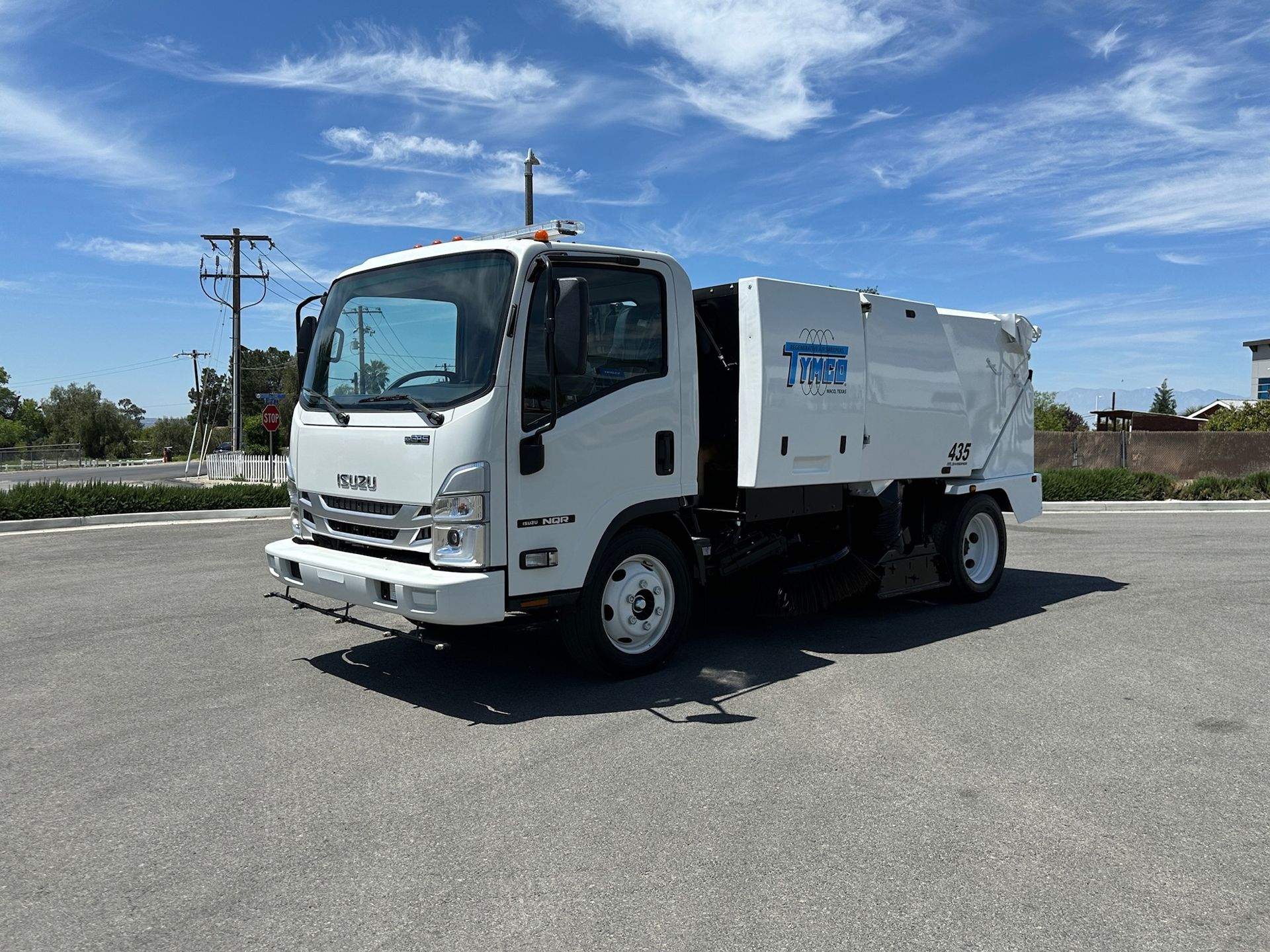 2025 Isuzu NQR photo 1