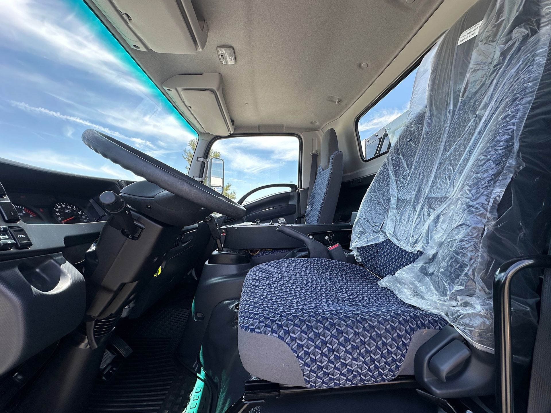2025 Isuzu NQR photo 15