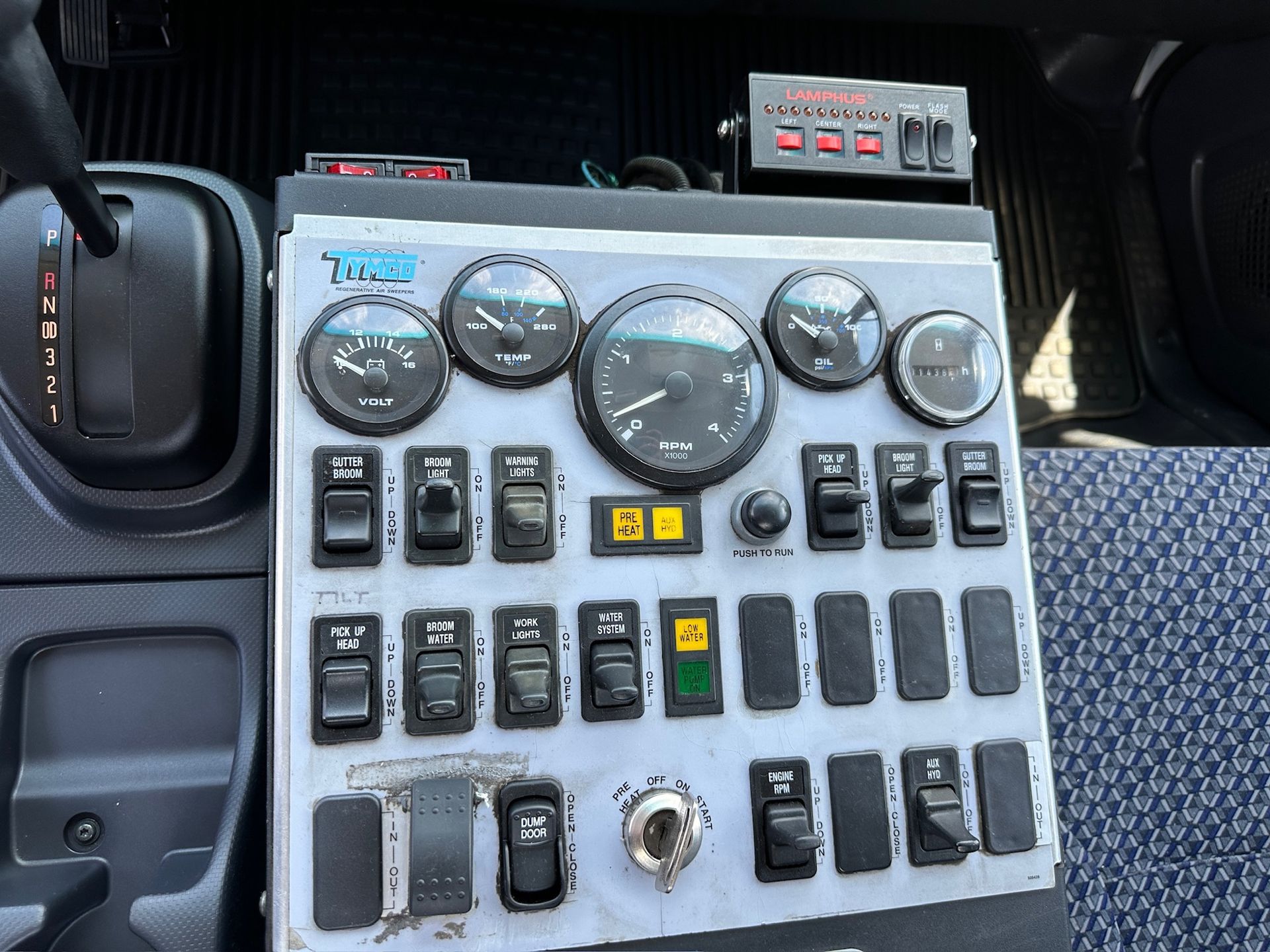 2025 Isuzu NQR photo 17
