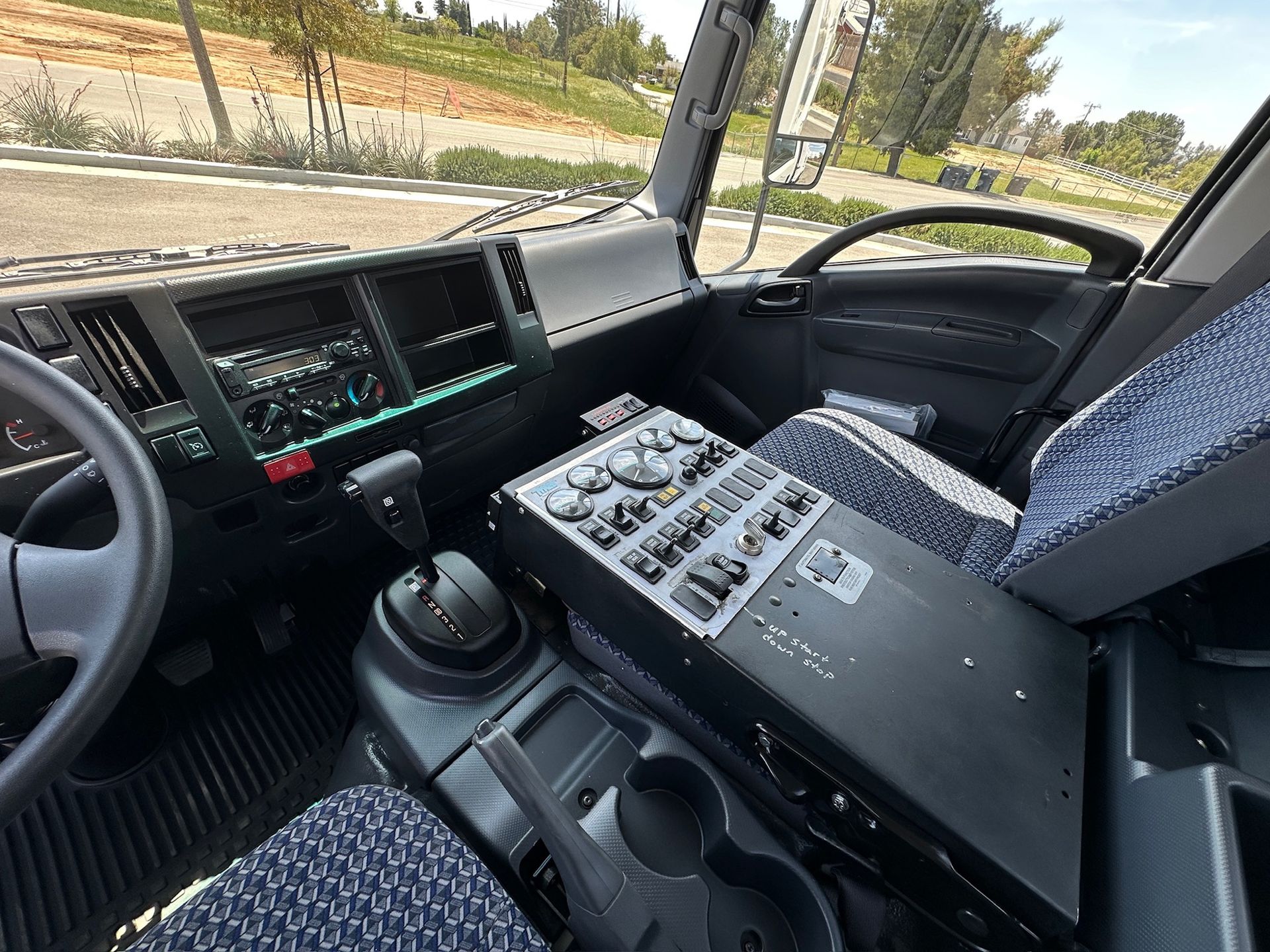 2025 Isuzu NQR photo 18
