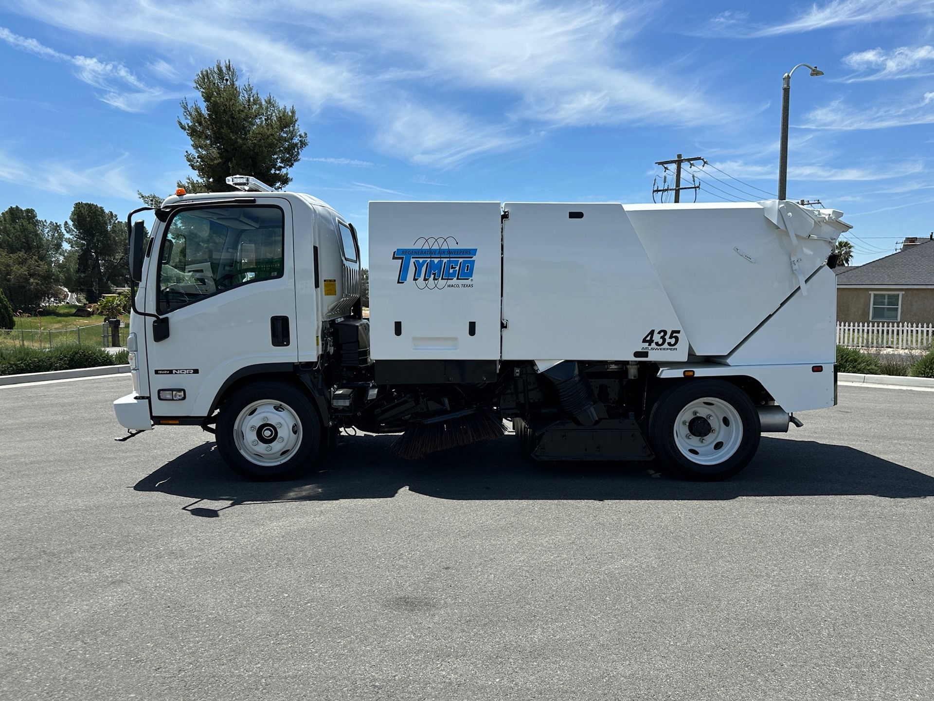 2025 Isuzu NQR photo 2