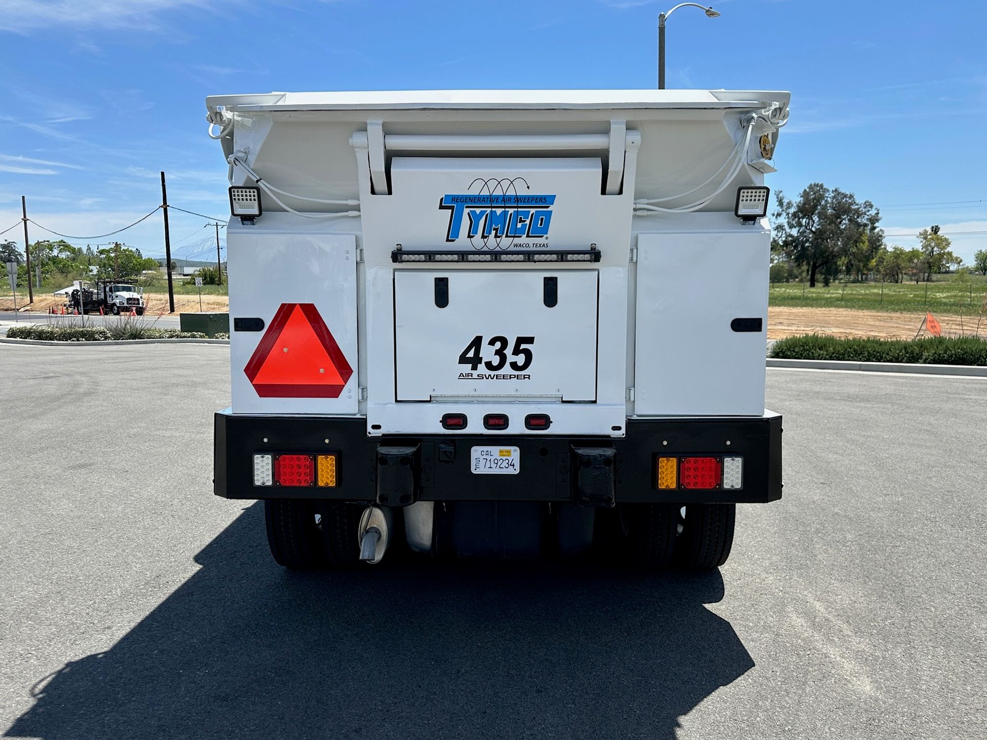 2025 Isuzu NQR photo 4