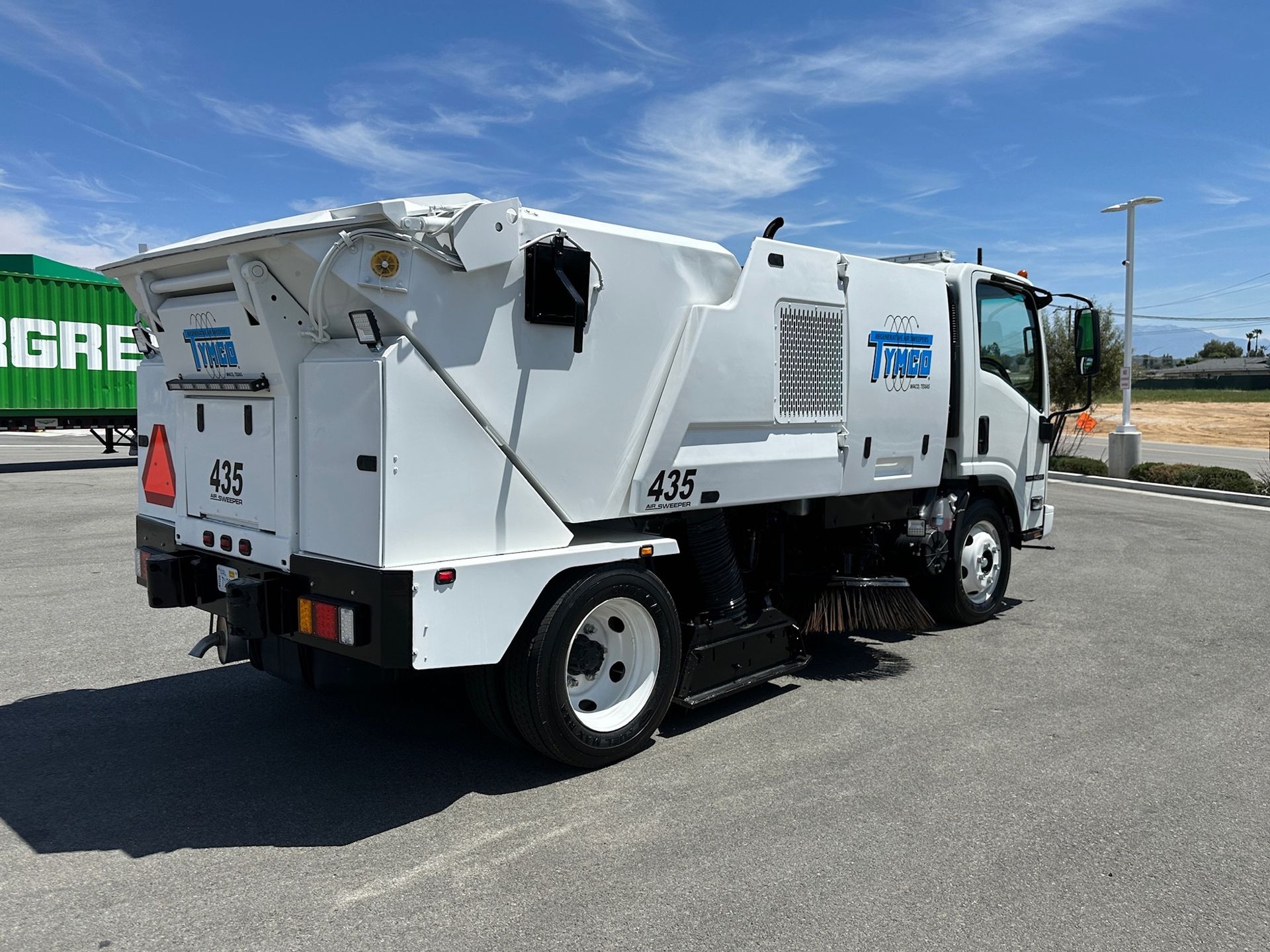 2025 Isuzu NQR photo 5