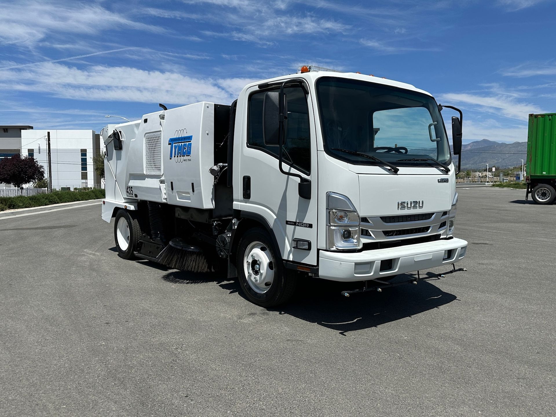 2025 Isuzu NQR photo 7