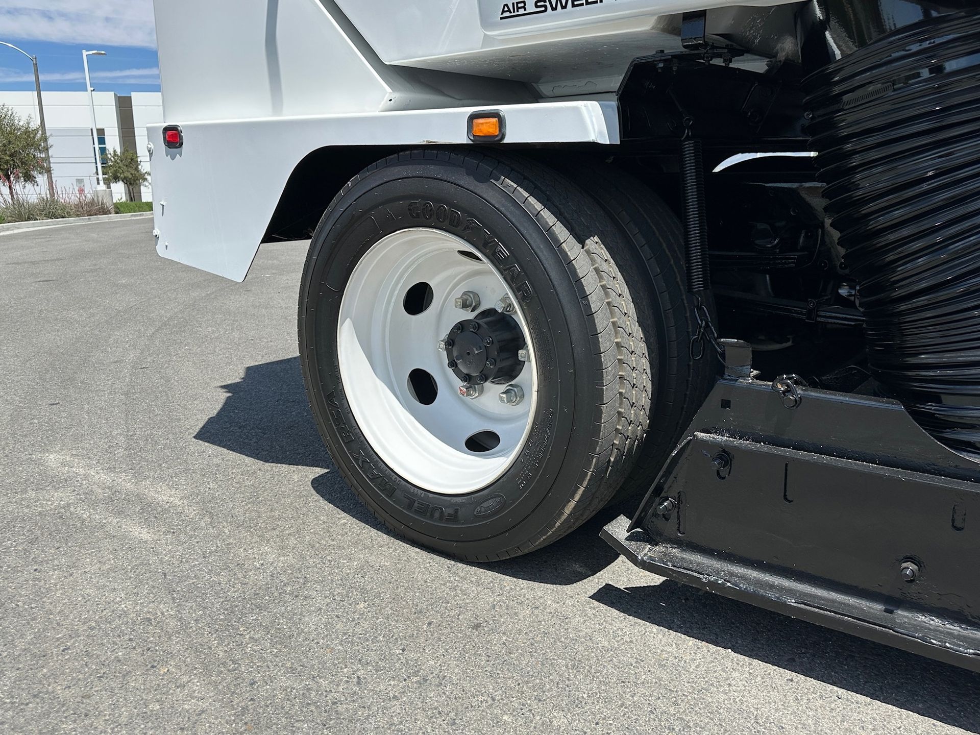 2025 Isuzu NQR photo 9