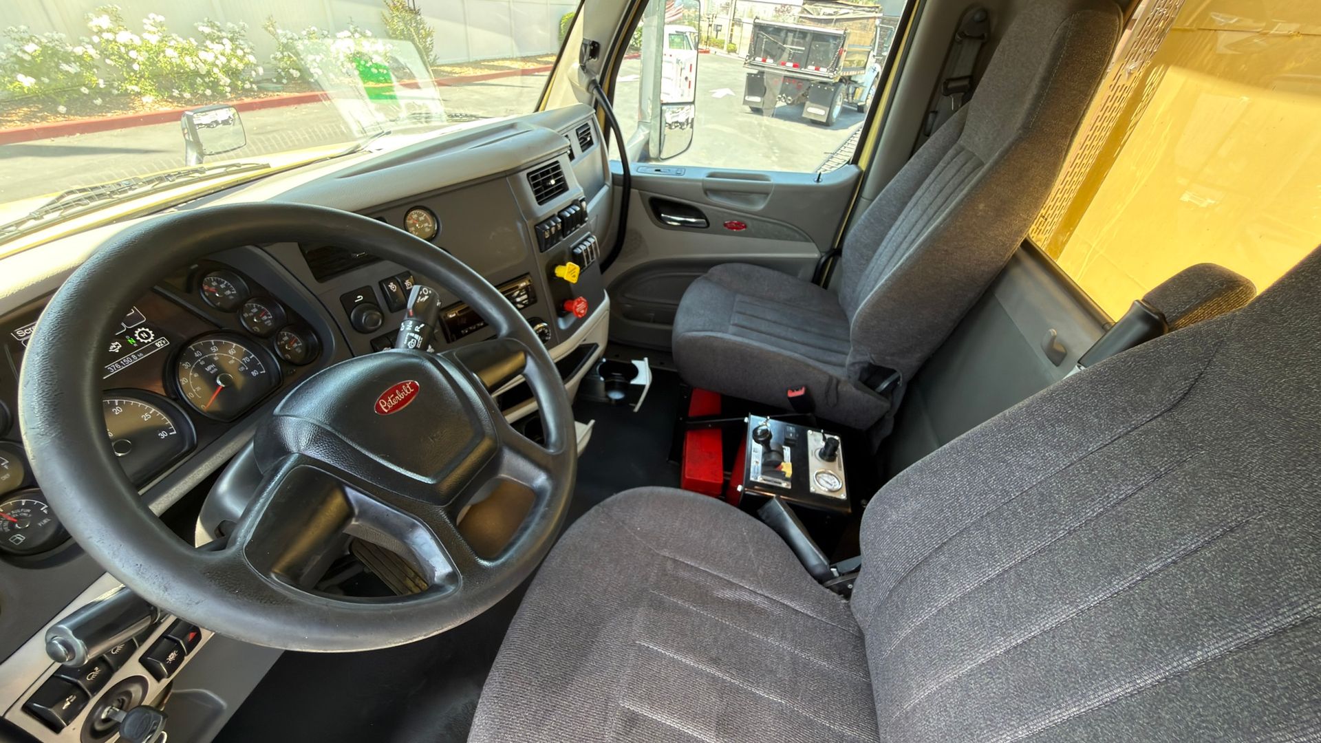 2020 Peterbilt 579 photo 17