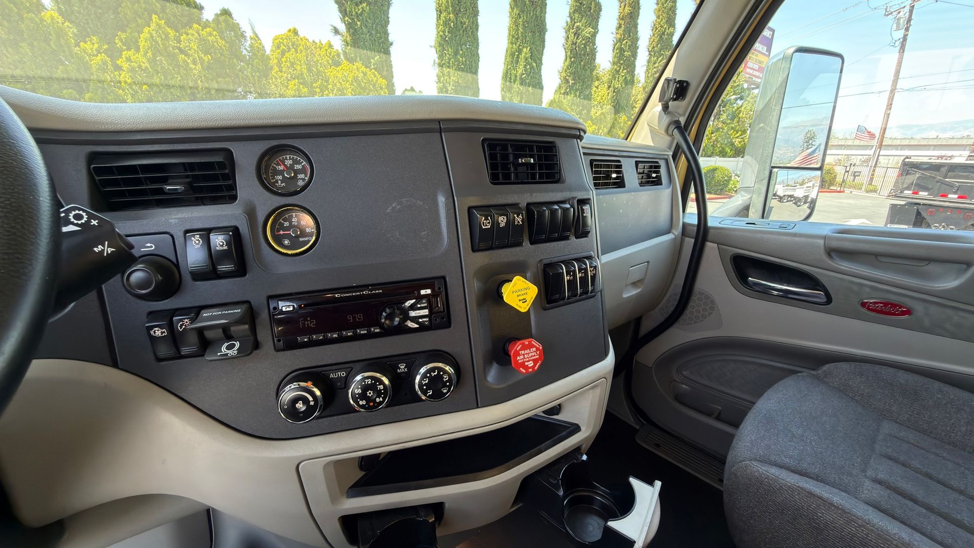 2020 Peterbilt 579 photo 18