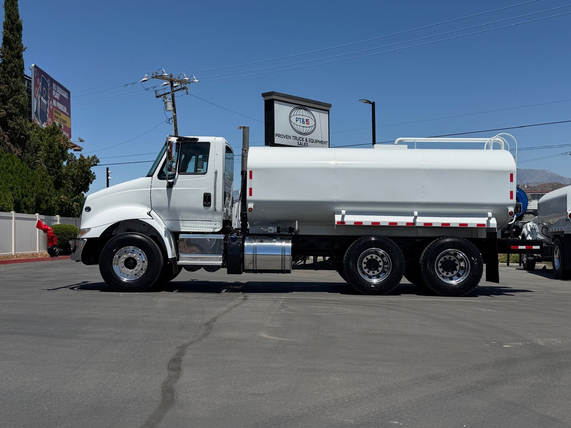 2016 International 8600 photo 2