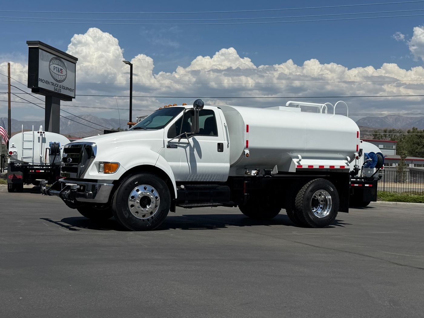 2015 Ford F650 — photo 1 of 21