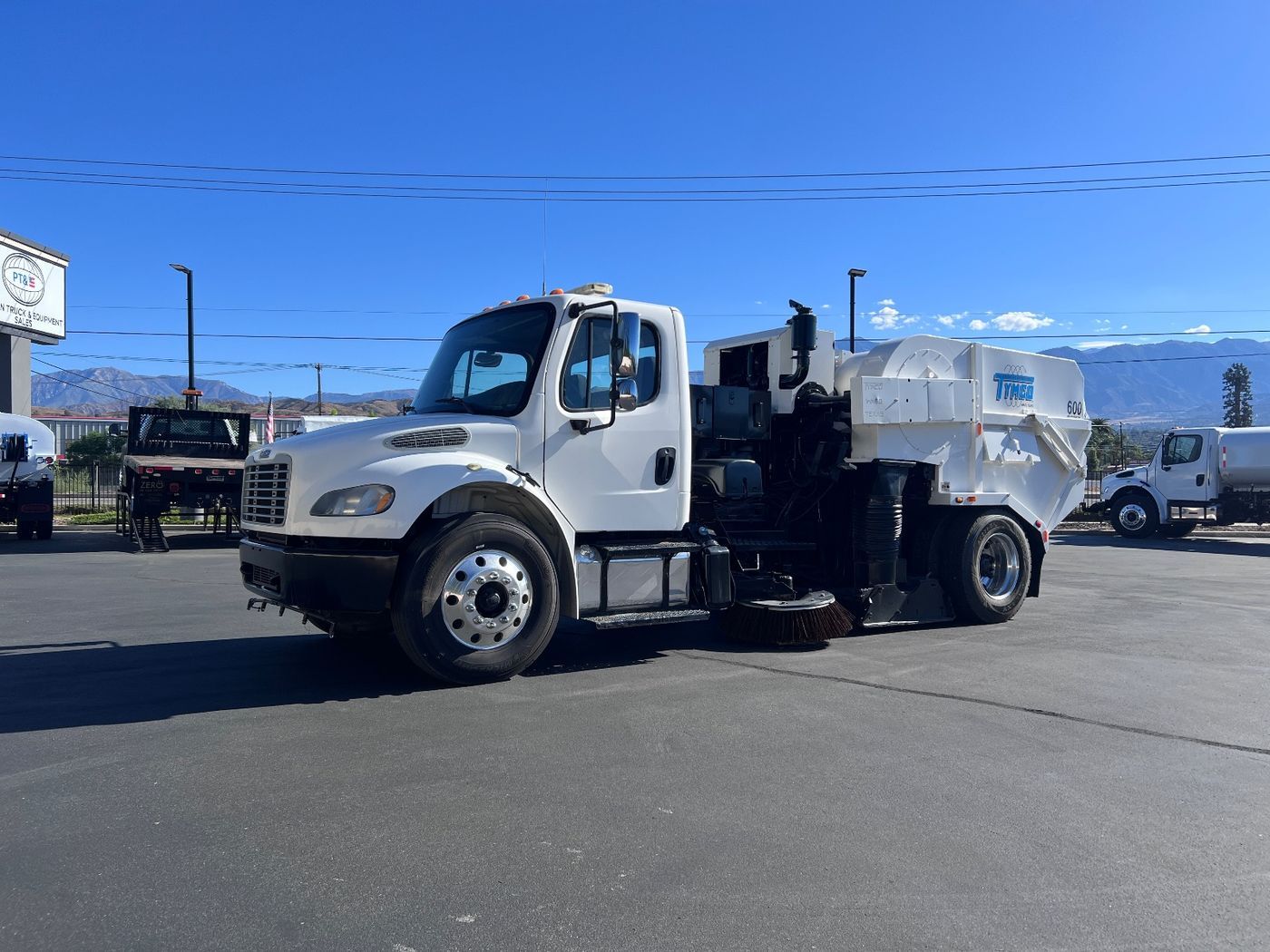2017 FREIGHTLINER M2 — photo 1 of 13