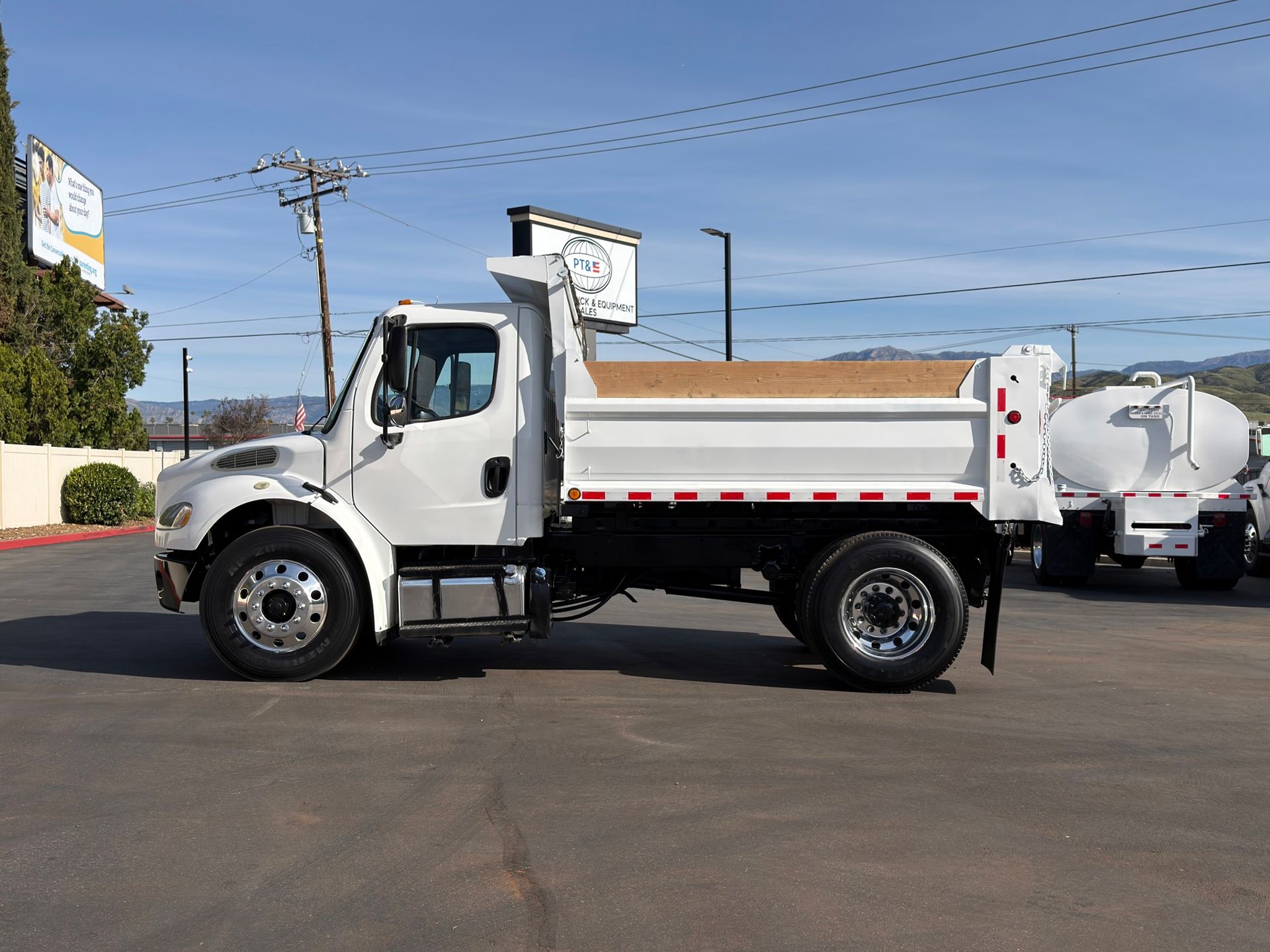 2014 Freightliner M2 photo 2