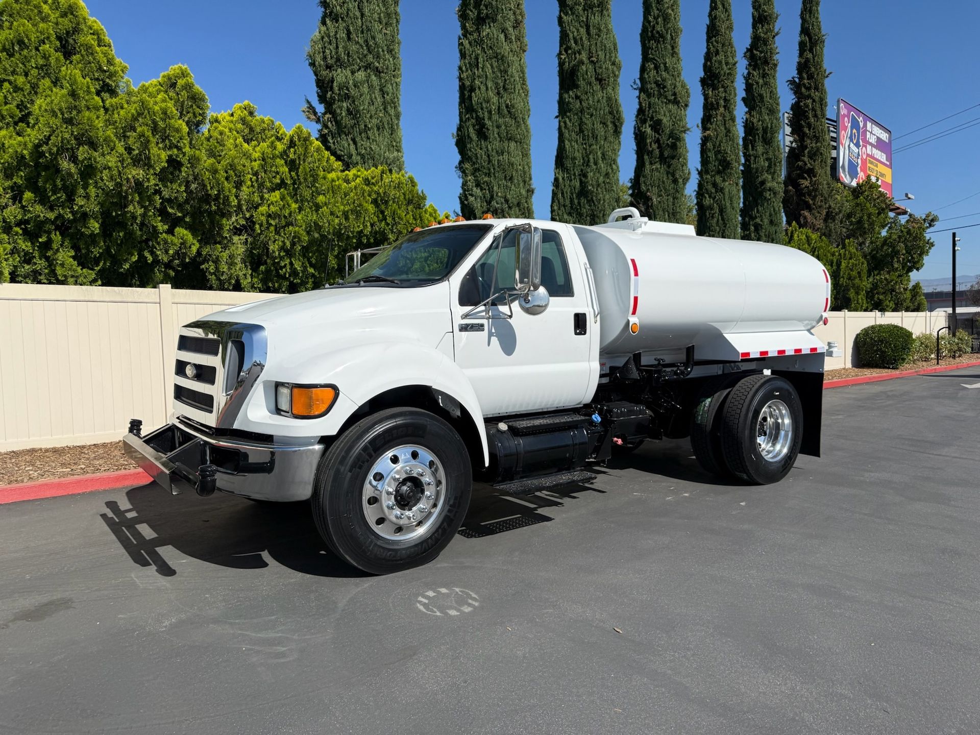 2014 Ford F750 photo 1