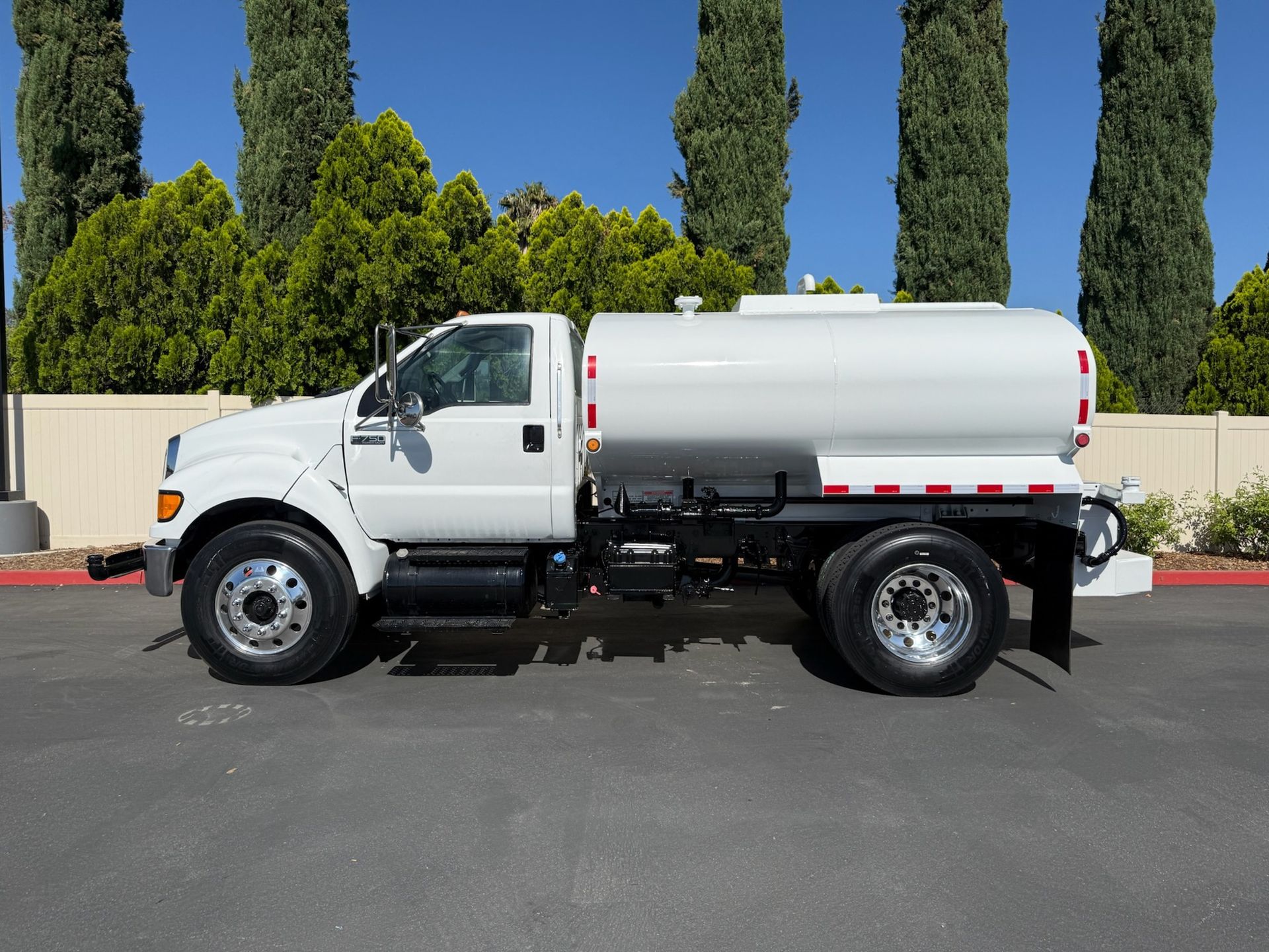 2014 Ford F750 photo 2