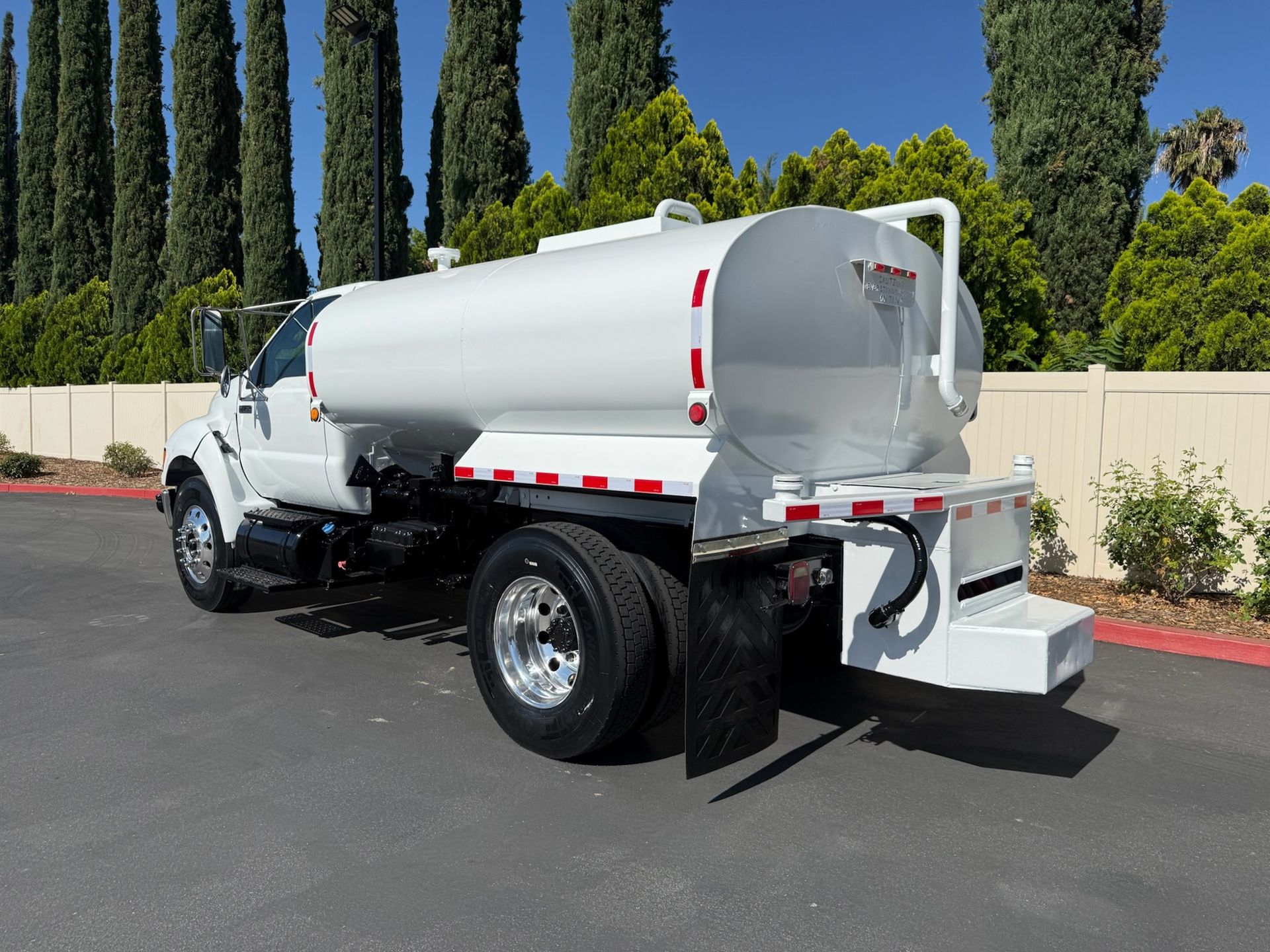 2014 Ford F750 photo 3